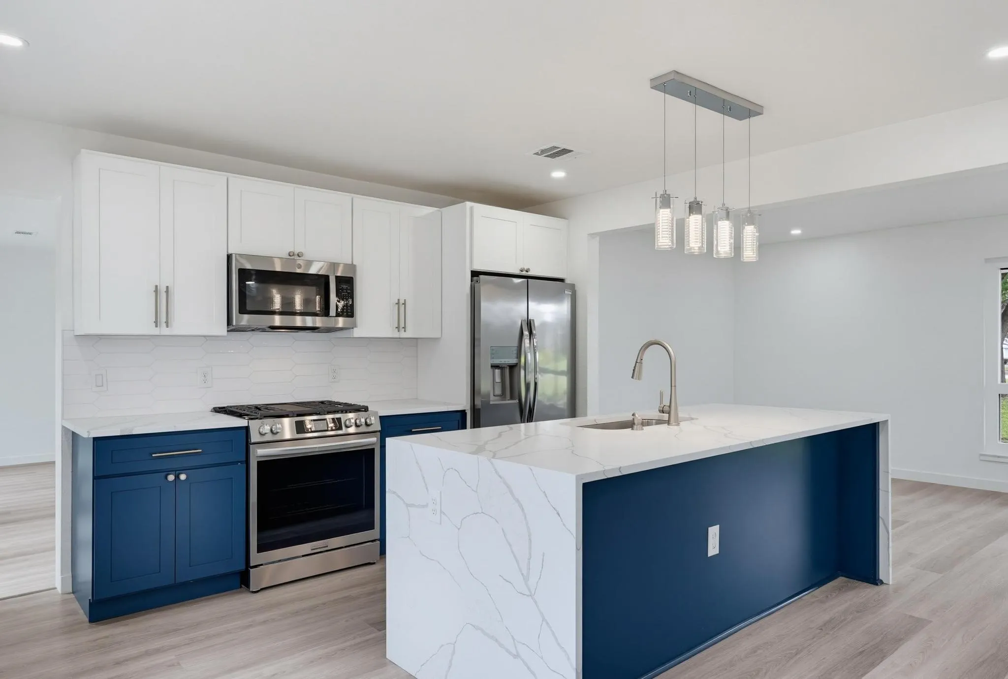 Single Family Residence For Rent in Dallas County , 12607 Gaslite Circle, Farmers Branch, Texas 75234, 3 Bedroom, 2 Bathroom, Garage spaces, 1,950 Sqft, built in 1959, mls#21341546, Real Estate Agent in Farmers Branch, Homes For Rent in Dallas county, Homes For Rent in Farmers Branch, Realtor in Farmers Branch Texas, Real Estate Brokerage Independent Realty Texas, Luminita Cordes Realtor