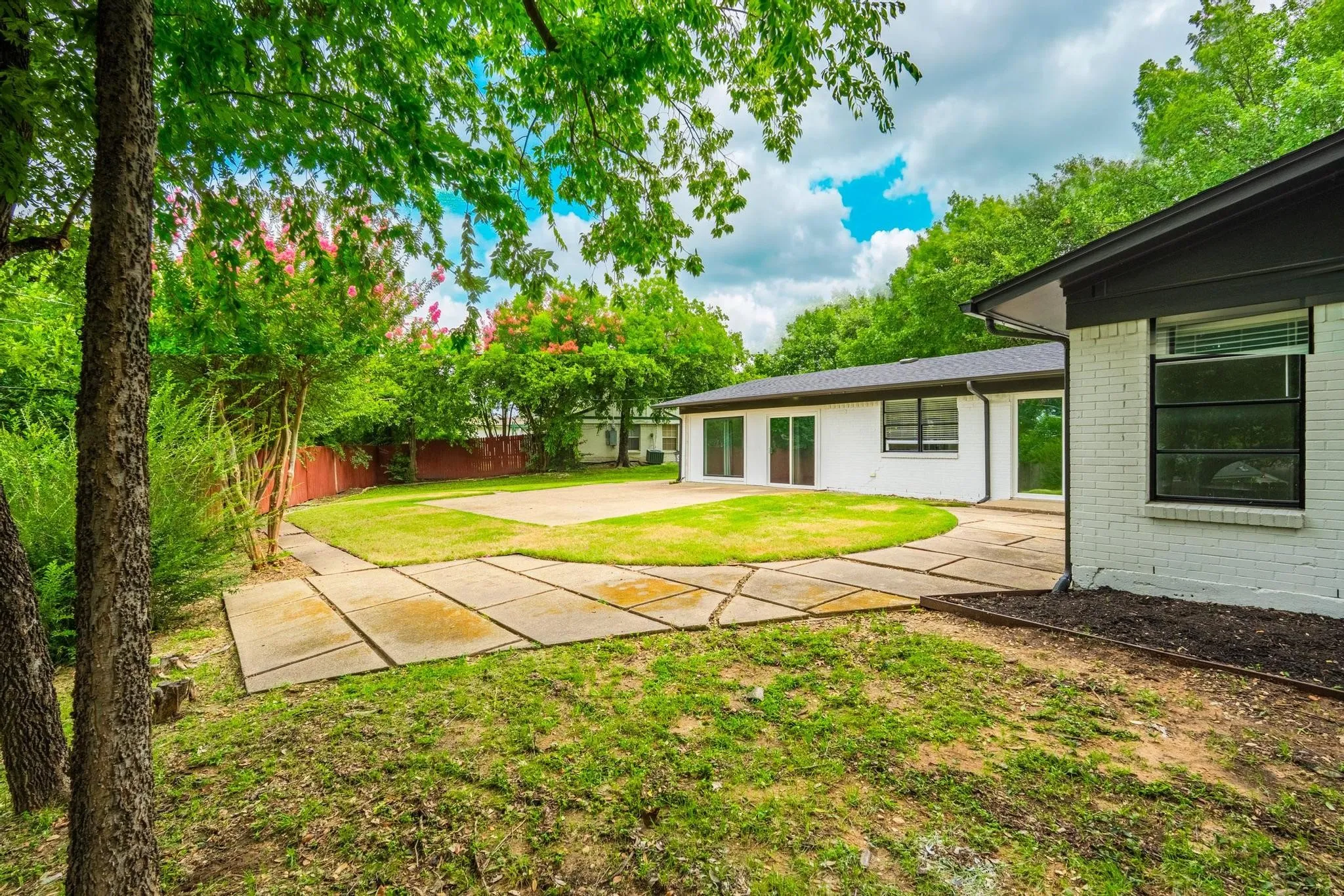 Single Family Residence For Rent in Dallas County , 12607 Gaslite Circle, Farmers Branch, Texas 75234, 3 Bedroom, 2 Bathroom, Garage spaces, 1,950 Sqft, built in 1959, mls#21341546, Real Estate Agent in Farmers Branch, Homes For Rent in Dallas county, Homes For Rent in Farmers Branch, Realtor in Farmers Branch Texas, Real Estate Brokerage Independent Realty Texas, Luminita Cordes Realtor