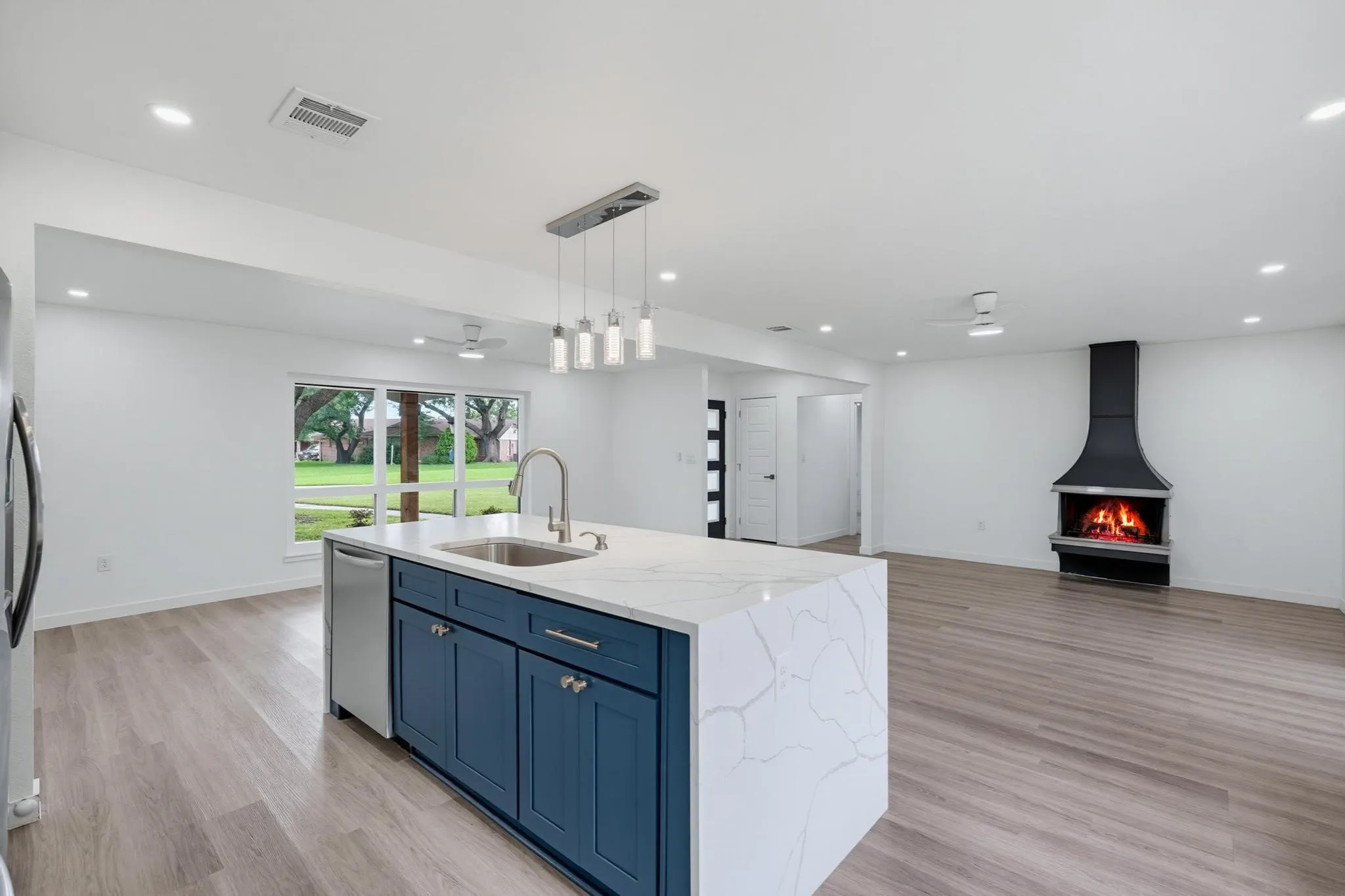 Single Family Residence For Rent in Dallas County , 12607 Gaslite Circle, Farmers Branch, Texas 75234, 3 Bedroom, 2 Bathroom, Garage spaces, 1,950 Sqft, built in 1959, mls#21341546, Real Estate Agent in Farmers Branch, Homes For Rent in Dallas county, Homes For Rent in Farmers Branch, Realtor in Farmers Branch Texas, Real Estate Brokerage Independent Realty Texas, Luminita Cordes Realtor
