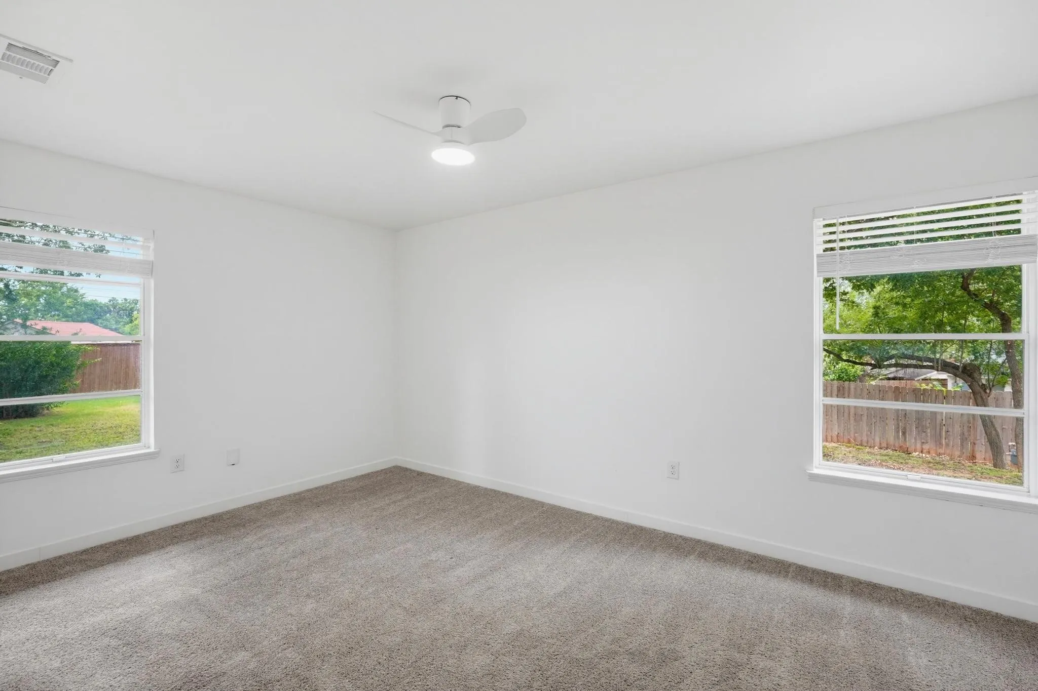 Single Family Residence For Rent in Dallas County , 12607 Gaslite Circle, Farmers Branch, Texas 75234, 3 Bedroom, 2 Bathroom, Garage spaces, 1,950 Sqft, built in 1959, mls#21341546, Real Estate Agent in Farmers Branch, Homes For Rent in Dallas county, Homes For Rent in Farmers Branch, Realtor in Farmers Branch Texas, Real Estate Brokerage Independent Realty Texas, Luminita Cordes Realtor