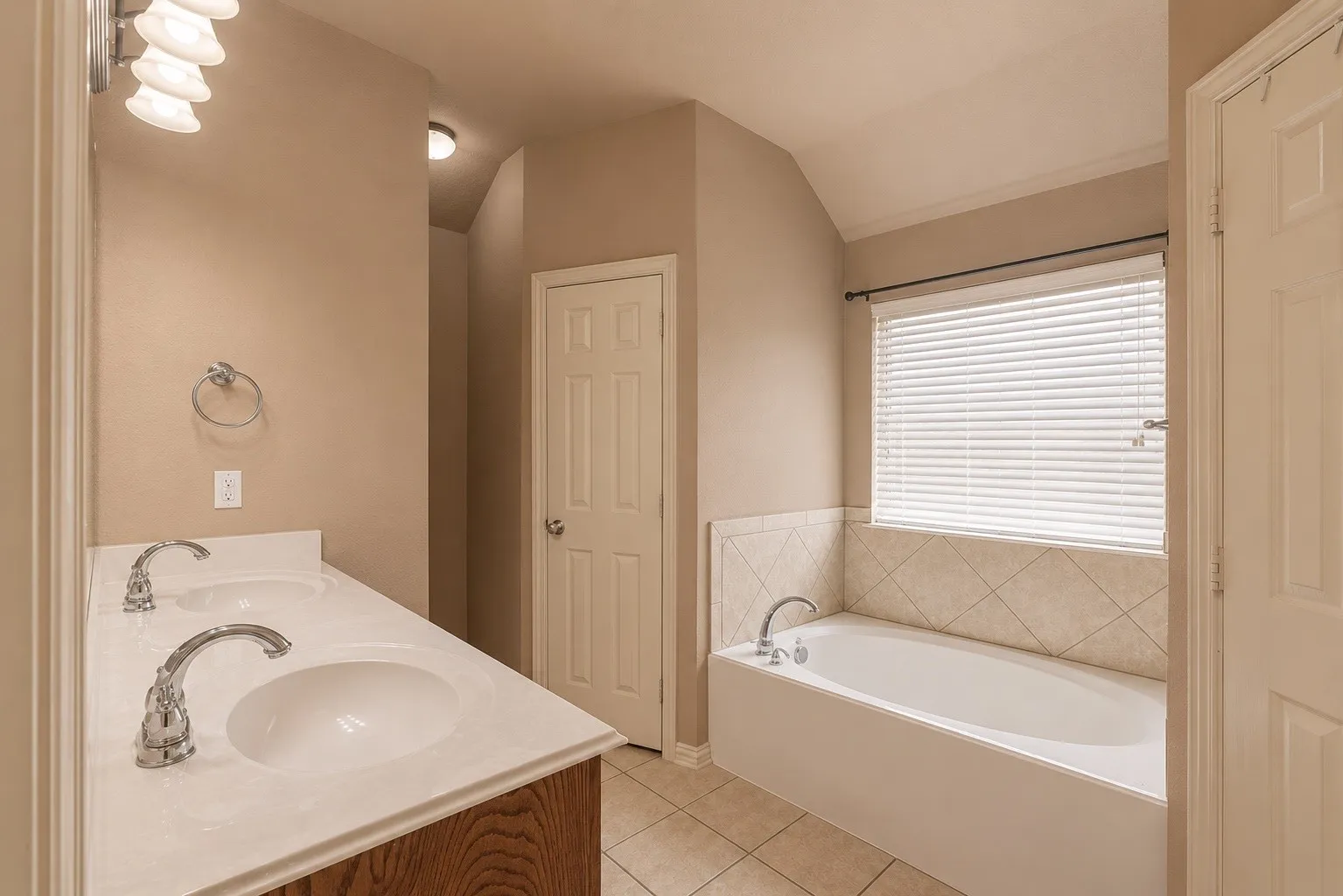 Single Family Residence For Sale in Kaufman County , 5234 County Road 4098, Kaufman, Texas 75142, 4 Bedroom, 2 Bathroom, 2 Garage spaces, 2,384 Sqft, built in 2009, mls#21341322, Real Estate Agent in Kaufman, Homes For Sale in Kaufman county, Homes For Sale in Kaufman, Realtor in Kaufman Texas, Real Estate Brokerage Independent Realty Texas, Luminita Cordes Realtor