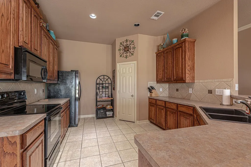 Single Family Residence For Sale in Kaufman County , 5234 County Road 4098, Kaufman, Texas 75142, 4 Bedroom, 2 Bathroom, 2 Garage spaces, 2,384 Sqft, built in 2009, mls#21341322, Real Estate Agent in Kaufman, Homes For Sale in Kaufman county, Homes For Sale in Kaufman, Realtor in Kaufman Texas, Real Estate Brokerage Independent Realty Texas, Luminita Cordes Realtor