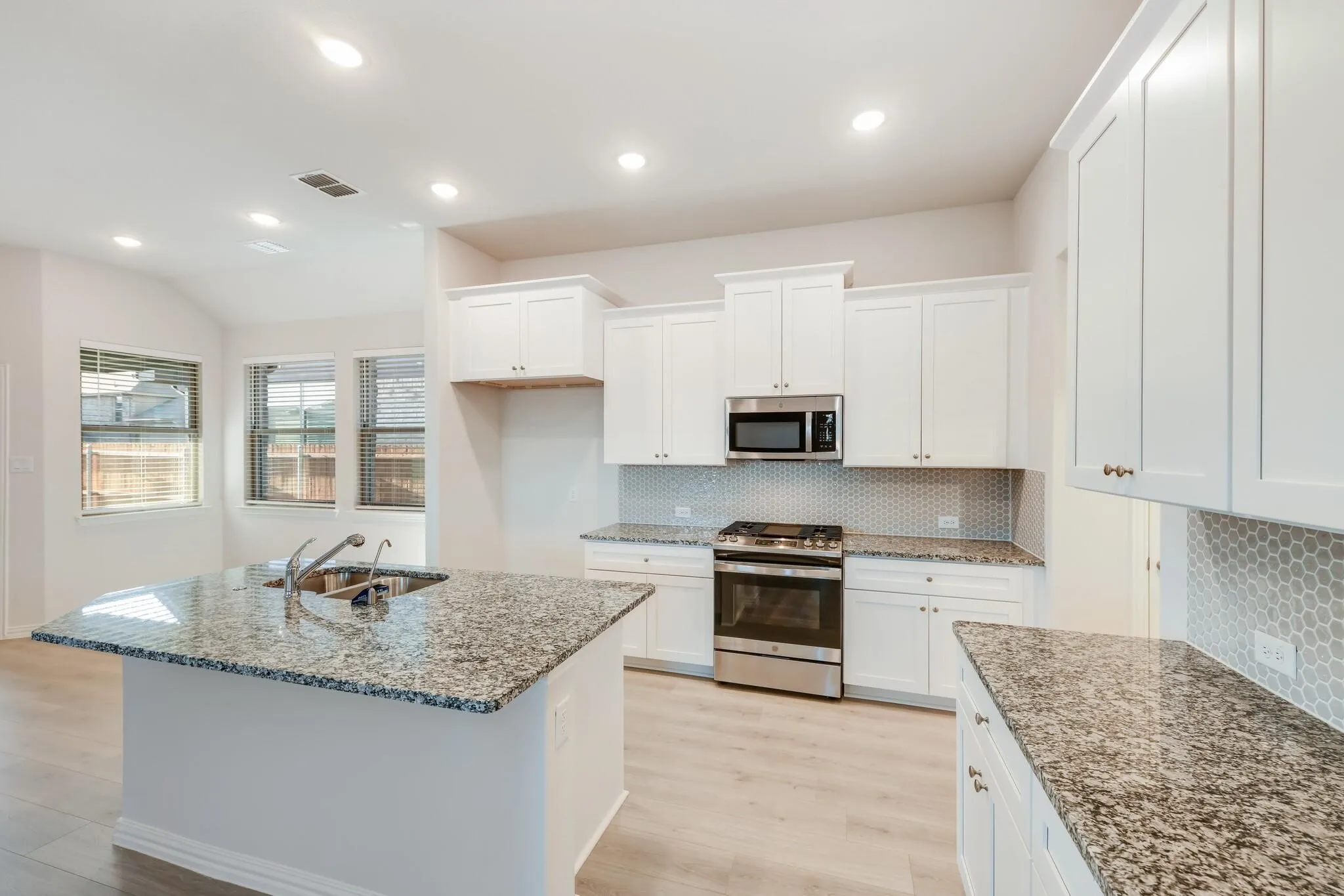 Single Family Residence For Rent in Grayson County , 1107 Mesa Street, Sherman, Texas 75090, 3 Bedroom, 3 Bathroom, 2 Garage spaces, 2,032 Sqft, built in 2023, mls#21341551, Real Estate Agent in Sherman, Homes For Rent in Grayson county, Homes For Rent in Sherman, Realtor in Sherman Texas, Real Estate Brokerage Independent Realty Texas, Luminita Cordes Realtor