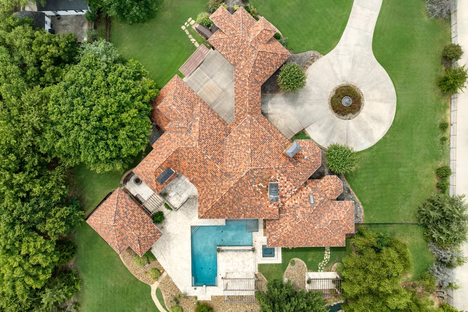 Single Family Residence For Sale in Tarrant County , 211 Pine Drive, Southlake, Texas 76092, 6 Bedroom, 8 Bathroom, 6 Garage spaces, 7,819 Sqft, built in 2007, mls#21341303, Real Estate Agent in Southlake, Homes For Sale in Tarrant county, Homes For Sale in Southlake, Realtor in Southlake Texas, Real Estate Brokerage Independent Realty Texas, Luminita Cordes Realtor