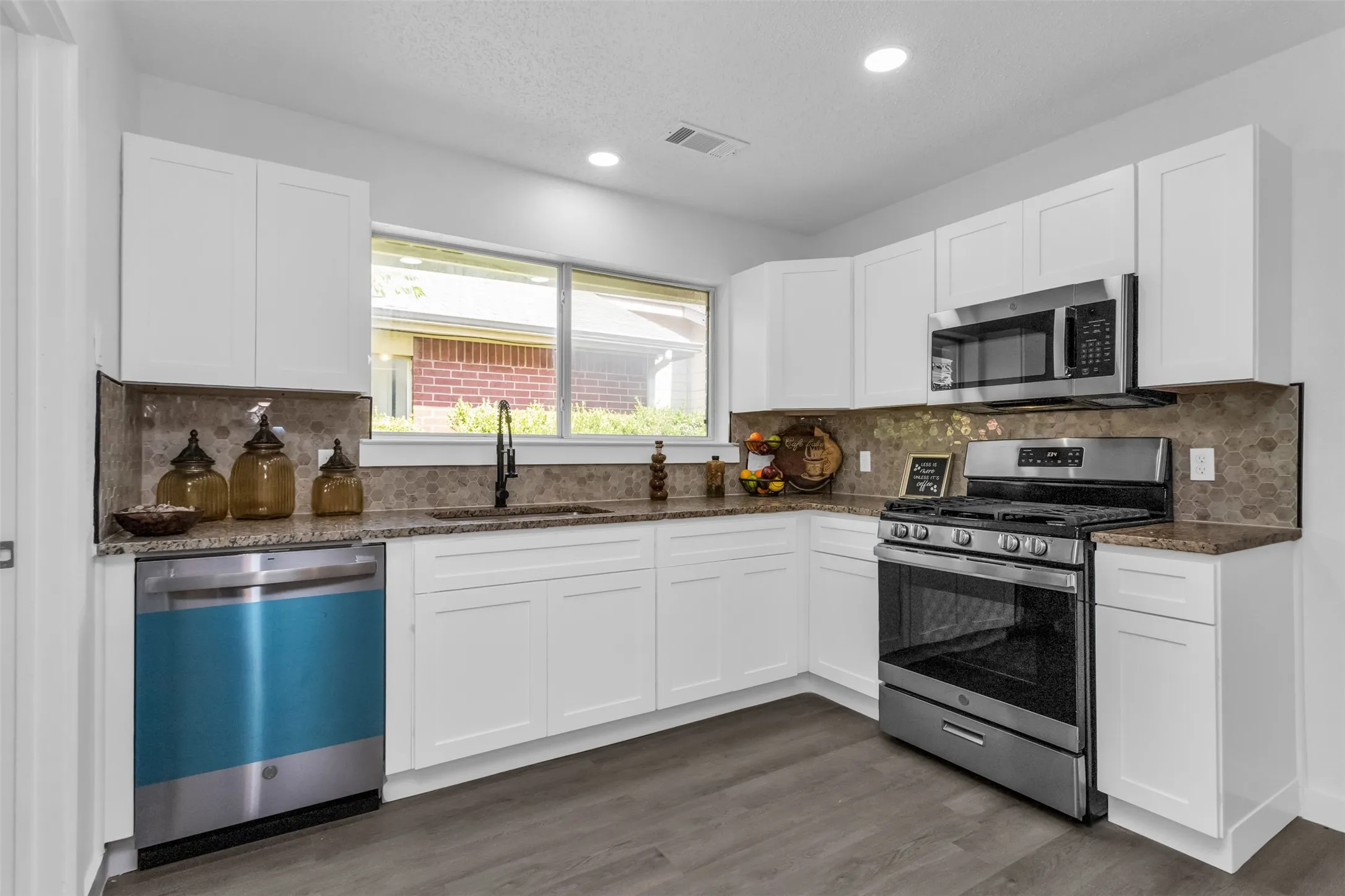 Single Family Residence For Sale in Dallas County , 522 Alameda Avenue, Duncanville, Texas 75137, 3 Bedroom, 3 Bathroom, 2 Garage spaces, 2,264 Sqft, built in 1993, mls#21341315, Real Estate Agent in Duncanville, Homes For Sale in Dallas county, Homes For Sale in Duncanville, Realtor in Duncanville Texas, Real Estate Brokerage Independent Realty Texas, Luminita Cordes Realtor
