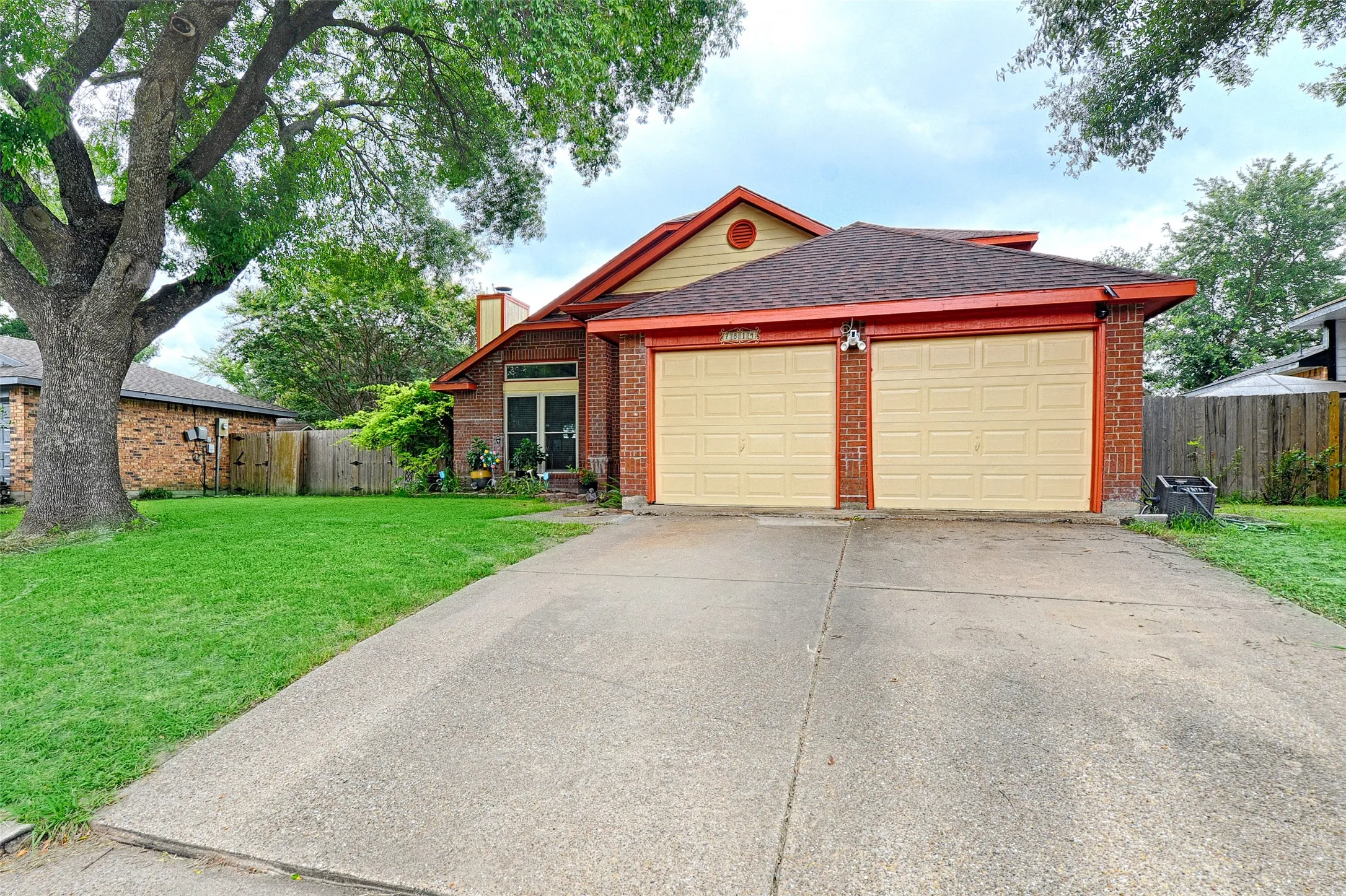 Single Family Residence For Sale in Dallas County , 7814 Clairmont Avenue, Rowlett, Texas 75089, 3 Bedroom, 2 Bathroom, 2 Garage spaces, 1,263 Sqft, built in 1986, mls#21341579, Real Estate Agent in Rowlett, Homes For Sale in Dallas county, Homes For Sale in Rowlett, Realtor in Rowlett Texas, Real Estate Brokerage Independent Realty Texas, Luminita Cordes Realtor