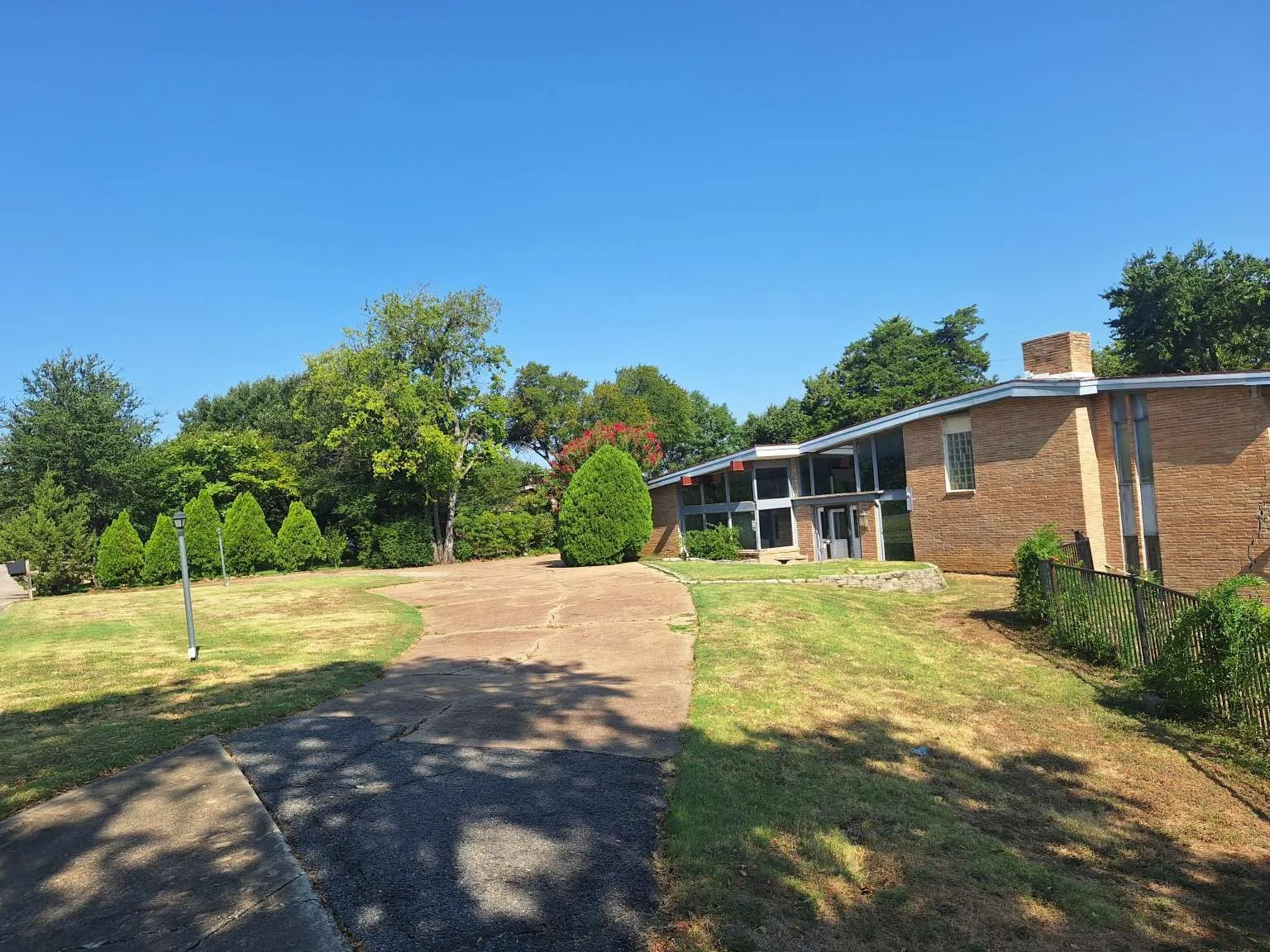 Single Family Residence For Sale in Dallas County , 2415 Skyline Drive, Irving, Texas 75038, 3 Bedroom, 3 Bathroom, 2 Garage spaces, 3,808 Sqft, built in 1962, mls#21341591, Real Estate Agent in Irving, Homes For Sale in Dallas county, Homes For Sale in Irving, Realtor in Irving Texas, Real Estate Brokerage Independent Realty Texas, Luminita Cordes Realtor