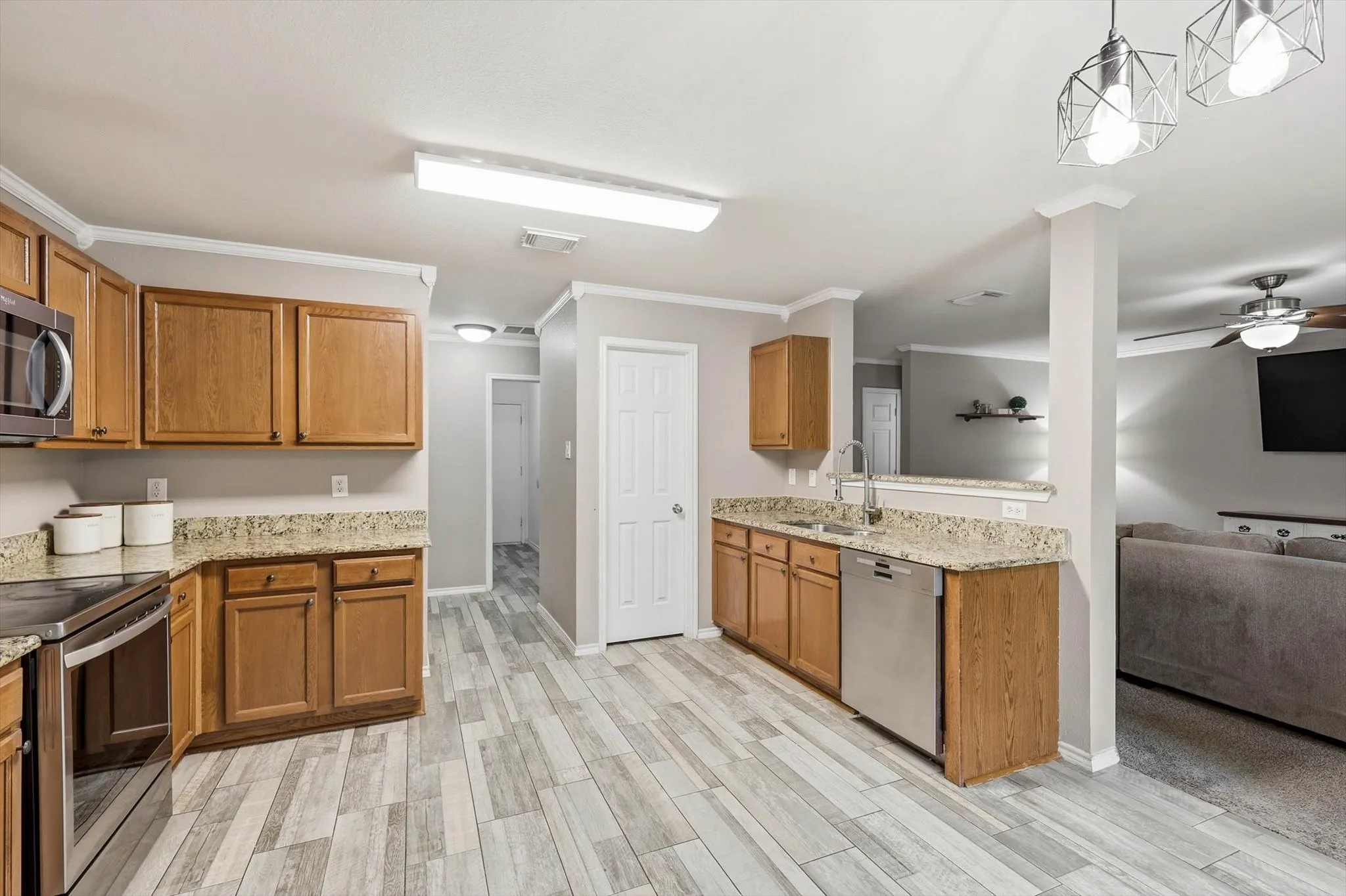 Single Family Residence For Sale in Denton County , 16637 Woodside Drive, Fort Worth, Texas 76247, 4 Bedroom, 3 Bathroom, 2 Garage spaces, 2,611 Sqft, built in 2005, mls#21341573, Real Estate Agent in Fort Worth, Homes For Sale in Denton county, Homes For Sale in Fort Worth, Realtor in Fort Worth Texas, Real Estate Brokerage Independent Realty Texas, Luminita Cordes Realtor