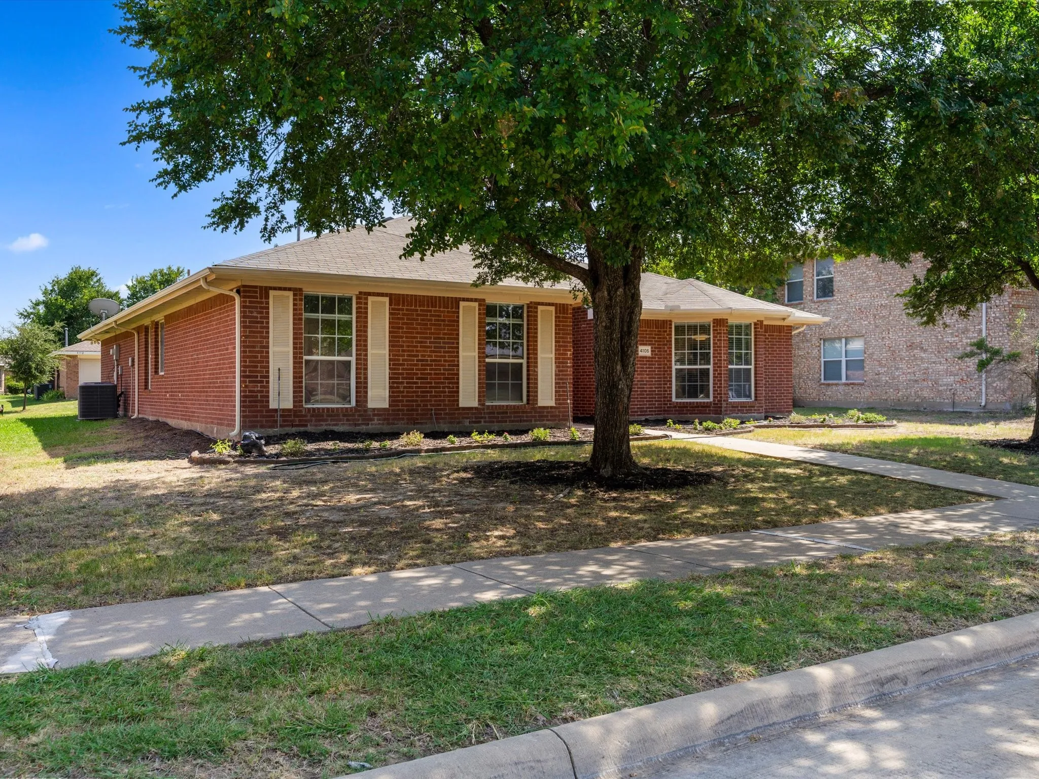 Located in the established Kings Garden community, residents enjoy access to a neighborhood pool while being just minutes from the Dallas North Tollway, shopping, dining, parks, and Frisco ISD schools. Offering the perfect blend of functional living spaces, and an unbeatable location, 4105 Freedom Lane is ready to welcome you home.