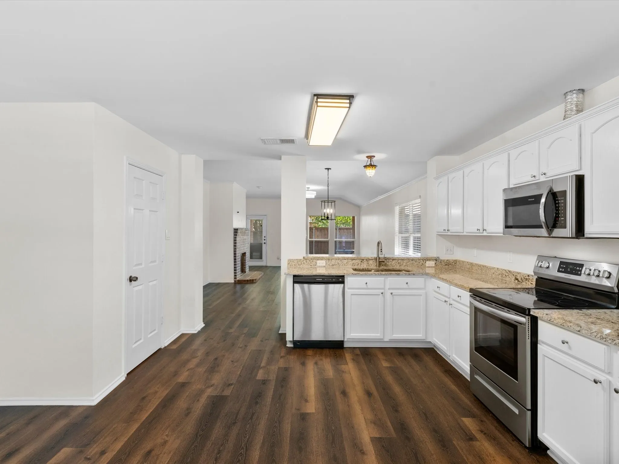 Single Family Residence For Sale in Denton County , 4105 Freedom Lane, Frisco, Texas 75033, 3 Bedroom, 2 Bathroom, 2 Garage spaces, 1,919 Sqft, built in 2002, mls#21334384, Real Estate Agent in Frisco, Homes For Sale in Denton county, Homes For Sale in Frisco, Realtor in Frisco Texas, Real Estate Brokerage Independent Realty Texas, Luminita Cordes Realtor