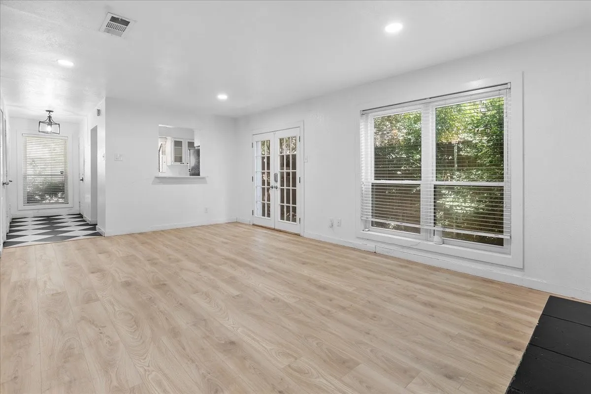 Condominium For Rent in Dallas County , 5505 Live Oak Street 116, Dallas, Texas 75206, 2 Bedroom, 3 Bathroom, 2 Garage spaces, 1,003 Sqft, built in 1982, mls#21341603, Real Estate Agent in Dallas, Homes For Rent in Dallas county, Homes For Rent in Dallas, Realtor in Dallas Texas, Real Estate Brokerage Independent Realty Texas, Luminita Cordes Realtor