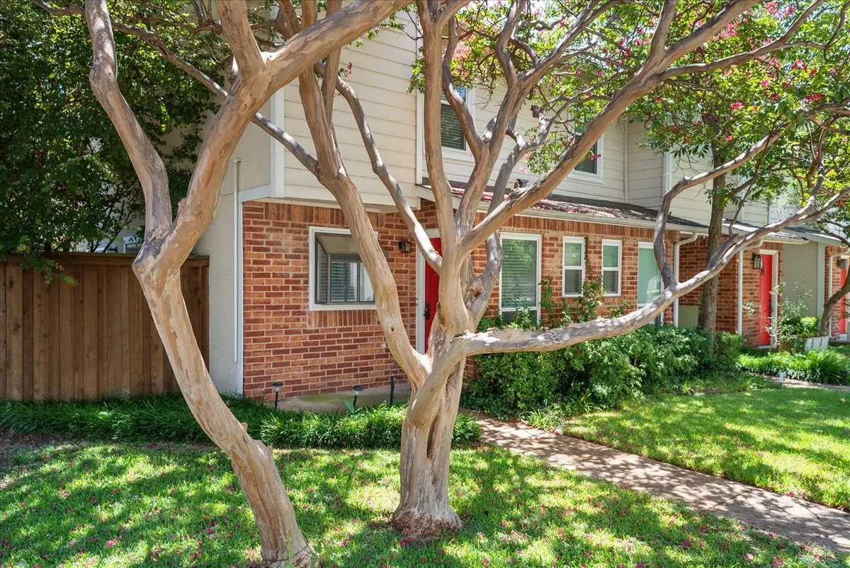 Condominium For Rent in Dallas County , 5505 Live Oak Street 116, Dallas, Texas 75206, 2 Bedroom, 3 Bathroom, 2 Garage spaces, 1,003 Sqft, built in 1982, mls#21341603, Real Estate Agent in Dallas, Homes For Rent in Dallas county, Homes For Rent in Dallas, Realtor in Dallas Texas, Real Estate Brokerage Independent Realty Texas, Luminita Cordes Realtor