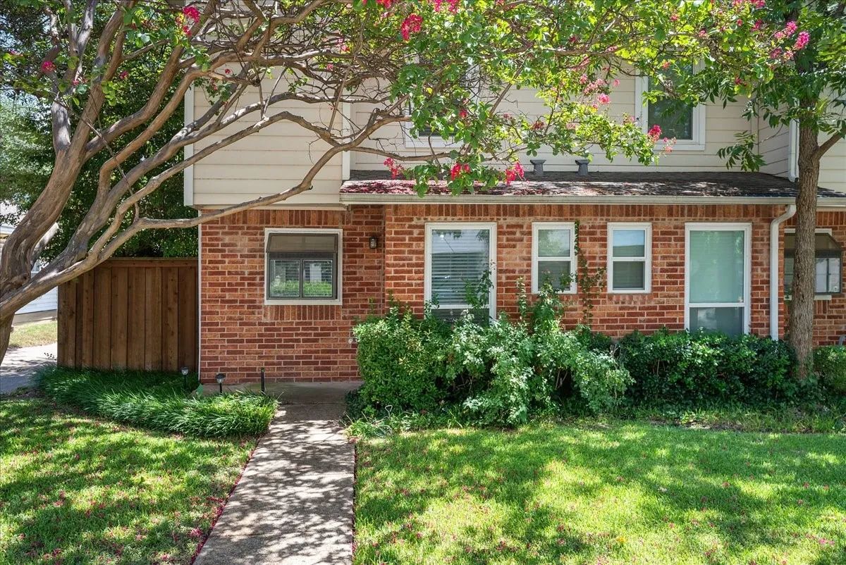 Condominium For Rent in Dallas County , 5505 Live Oak Street 116, Dallas, Texas 75206, 2 Bedroom, 3 Bathroom, 2 Garage spaces, 1,003 Sqft, built in 1982, mls#21341603, Real Estate Agent in Dallas, Homes For Rent in Dallas county, Homes For Rent in Dallas, Realtor in Dallas Texas, Real Estate Brokerage Independent Realty Texas, Luminita Cordes Realtor