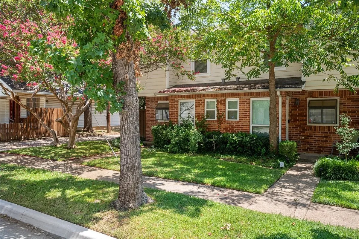 Condominium For Rent in Dallas County , 5505 Live Oak Street 116, Dallas, Texas 75206, 2 Bedroom, 3 Bathroom, 2 Garage spaces, 1,003 Sqft, built in 1982, mls#21341603, Real Estate Agent in Dallas, Homes For Rent in Dallas county, Homes For Rent in Dallas, Realtor in Dallas Texas, Real Estate Brokerage Independent Realty Texas, Luminita Cordes Realtor