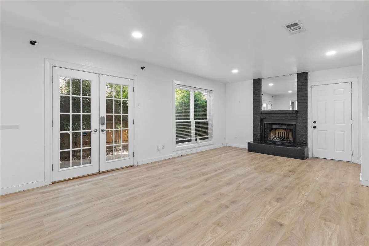 Condominium For Rent in Dallas County , 5505 Live Oak Street 116, Dallas, Texas 75206, 2 Bedroom, 3 Bathroom, 2 Garage spaces, 1,003 Sqft, built in 1982, mls#21341603, Real Estate Agent in Dallas, Homes For Rent in Dallas county, Homes For Rent in Dallas, Realtor in Dallas Texas, Real Estate Brokerage Independent Realty Texas, Luminita Cordes Realtor
