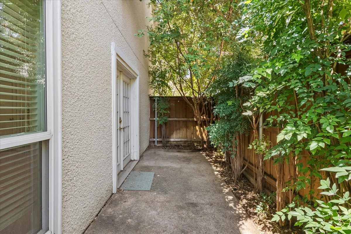 Condominium For Rent in Dallas County , 5505 Live Oak Street 116, Dallas, Texas 75206, 2 Bedroom, 3 Bathroom, 2 Garage spaces, 1,003 Sqft, built in 1982, mls#21341603, Real Estate Agent in Dallas, Homes For Rent in Dallas county, Homes For Rent in Dallas, Realtor in Dallas Texas, Real Estate Brokerage Independent Realty Texas, Luminita Cordes Realtor