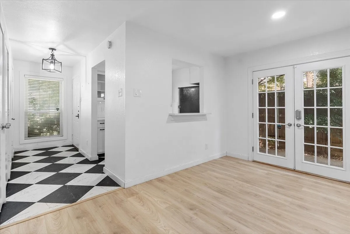 Condominium For Rent in Dallas County , 5505 Live Oak Street 116, Dallas, Texas 75206, 2 Bedroom, 3 Bathroom, 2 Garage spaces, 1,003 Sqft, built in 1982, mls#21341603, Real Estate Agent in Dallas, Homes For Rent in Dallas county, Homes For Rent in Dallas, Realtor in Dallas Texas, Real Estate Brokerage Independent Realty Texas, Luminita Cordes Realtor