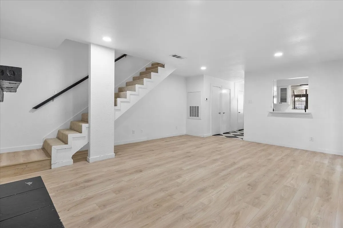 Condominium For Rent in Dallas County , 5505 Live Oak Street 116, Dallas, Texas 75206, 2 Bedroom, 3 Bathroom, 2 Garage spaces, 1,003 Sqft, built in 1982, mls#21341603, Real Estate Agent in Dallas, Homes For Rent in Dallas county, Homes For Rent in Dallas, Realtor in Dallas Texas, Real Estate Brokerage Independent Realty Texas, Luminita Cordes Realtor