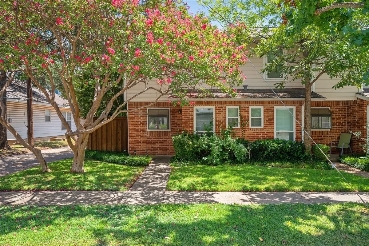 Condominium For Rent in Dallas County , 5505 Live Oak Street 116, Dallas, Texas 75206, 2 Bedroom, 3 Bathroom, 2 Garage spaces, 1,003 Sqft, built in 1982, mls#21341603, Real Estate Agent in Dallas, Homes For Rent in Dallas county, Homes For Rent in Dallas, Realtor in Dallas Texas, Real Estate Brokerage Independent Realty Texas, Luminita Cordes Realtor