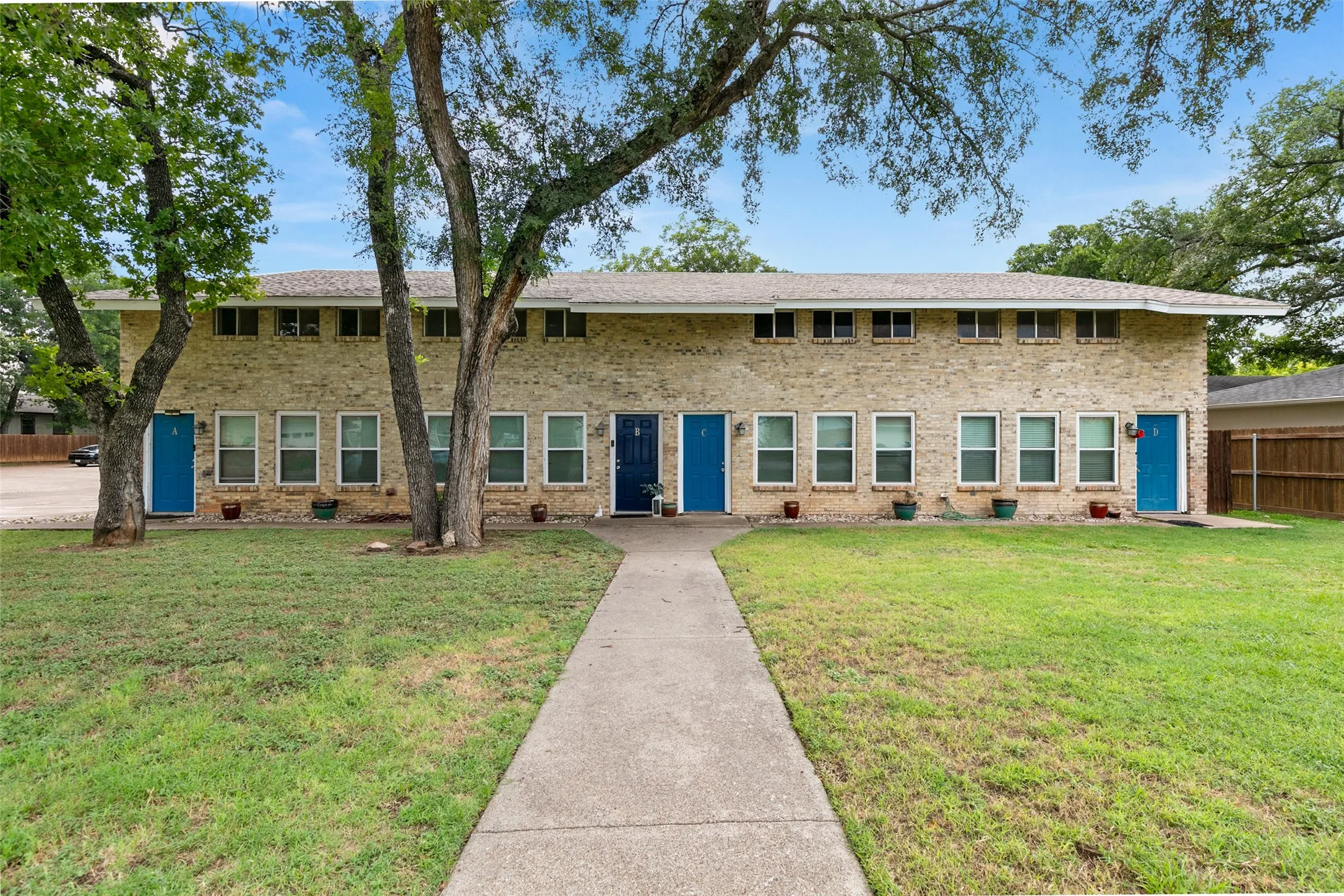 Quadruplex For Rent in Tarrant County , 1140 Tyra Lane C, Fort Worth, Texas 76114, 2 Bedroom, 2 Bathroom, Garage spaces, 1,250 Sqft, built in 1983, mls#21341604, Real Estate Agent in Fort Worth, Homes For Rent in Tarrant county, Homes For Rent in Fort Worth, Realtor in Fort Worth Texas, Real Estate Brokerage Independent Realty Texas, Luminita Cordes Realtor