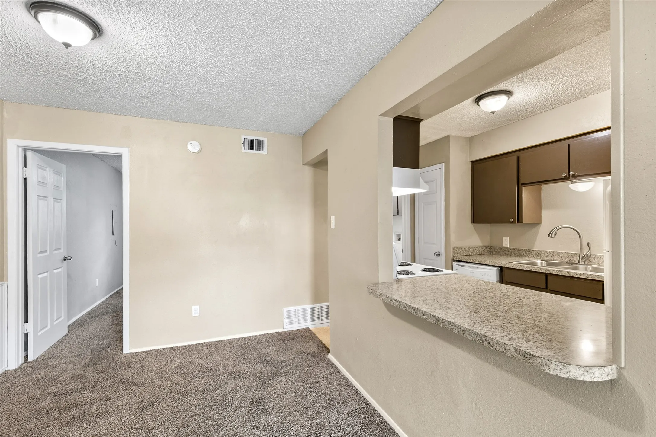 Quadruplex For Rent in Tarrant County , 1140 Tyra Lane C, Fort Worth, Texas 76114, 2 Bedroom, 2 Bathroom, Garage spaces, 1,250 Sqft, built in 1983, mls#21341604, Real Estate Agent in Fort Worth, Homes For Rent in Tarrant county, Homes For Rent in Fort Worth, Realtor in Fort Worth Texas, Real Estate Brokerage Independent Realty Texas, Luminita Cordes Realtor
