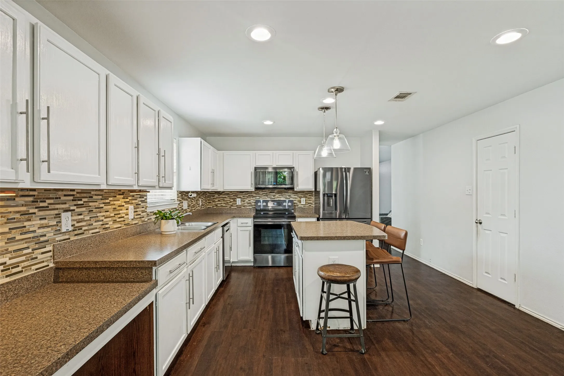 Single Family Residence For Sale in Denton County , 2500 Navasota Drive, Little Elm, Texas 75068, 4 Bedroom, 2 Bathroom, 2 Garage spaces, 2,093 Sqft, built in 2010, mls#21341587, Real Estate Agent in Little Elm, Homes For Sale in Denton county, Homes For Sale in Little Elm, Realtor in Little Elm Texas, Real Estate Brokerage Independent Realty Texas, Luminita Cordes Realtor