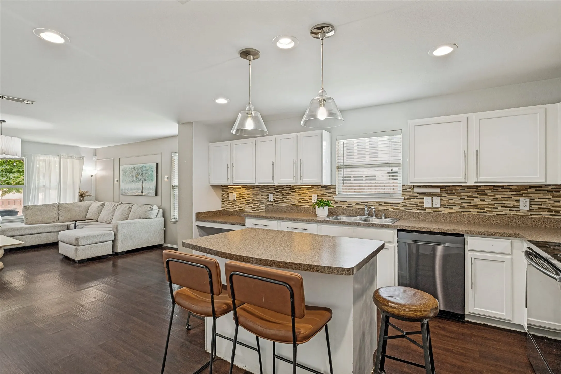 Single Family Residence For Sale in Denton County , 2500 Navasota Drive, Little Elm, Texas 75068, 4 Bedroom, 2 Bathroom, 2 Garage spaces, 2,093 Sqft, built in 2010, mls#21341587, Real Estate Agent in Little Elm, Homes For Sale in Denton county, Homes For Sale in Little Elm, Realtor in Little Elm Texas, Real Estate Brokerage Independent Realty Texas, Luminita Cordes Realtor