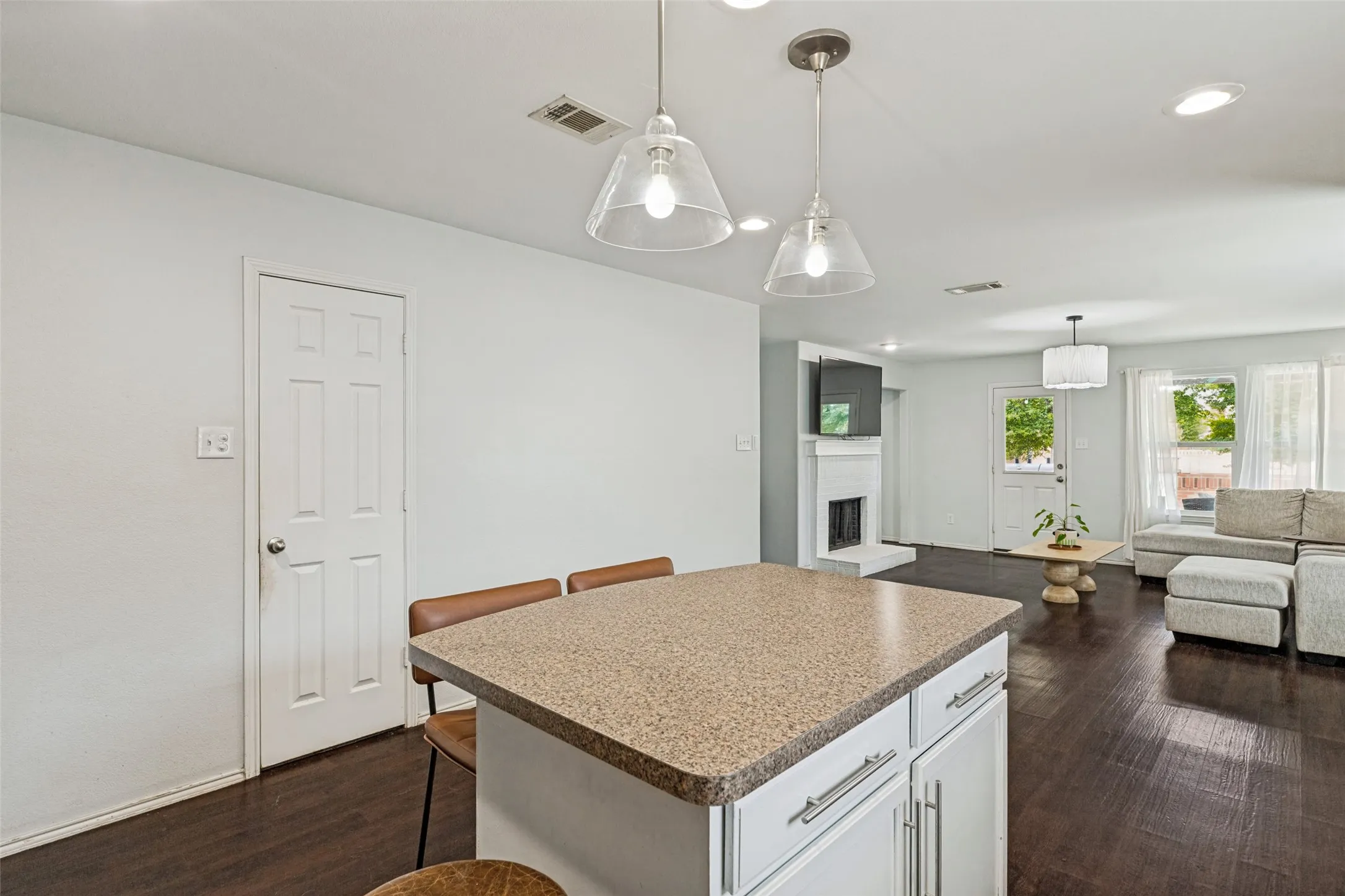 Single Family Residence For Sale in Denton County , 2500 Navasota Drive, Little Elm, Texas 75068, 4 Bedroom, 2 Bathroom, 2 Garage spaces, 2,093 Sqft, built in 2010, mls#21341587, Real Estate Agent in Little Elm, Homes For Sale in Denton county, Homes For Sale in Little Elm, Realtor in Little Elm Texas, Real Estate Brokerage Independent Realty Texas, Luminita Cordes Realtor