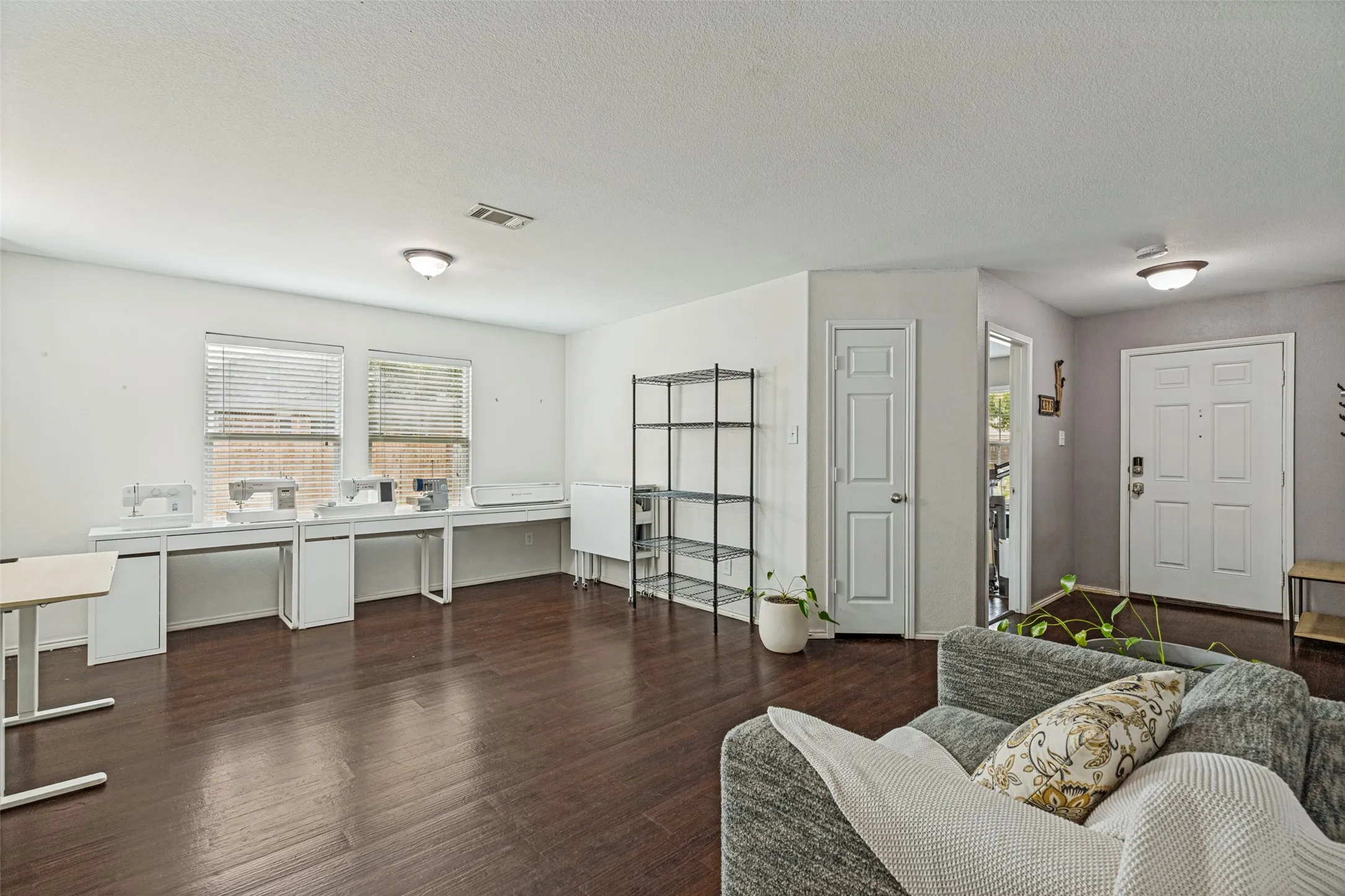 Single Family Residence For Sale in Denton County , 2500 Navasota Drive, Little Elm, Texas 75068, 4 Bedroom, 2 Bathroom, 2 Garage spaces, 2,093 Sqft, built in 2010, mls#21341587, Real Estate Agent in Little Elm, Homes For Sale in Denton county, Homes For Sale in Little Elm, Realtor in Little Elm Texas, Real Estate Brokerage Independent Realty Texas, Luminita Cordes Realtor