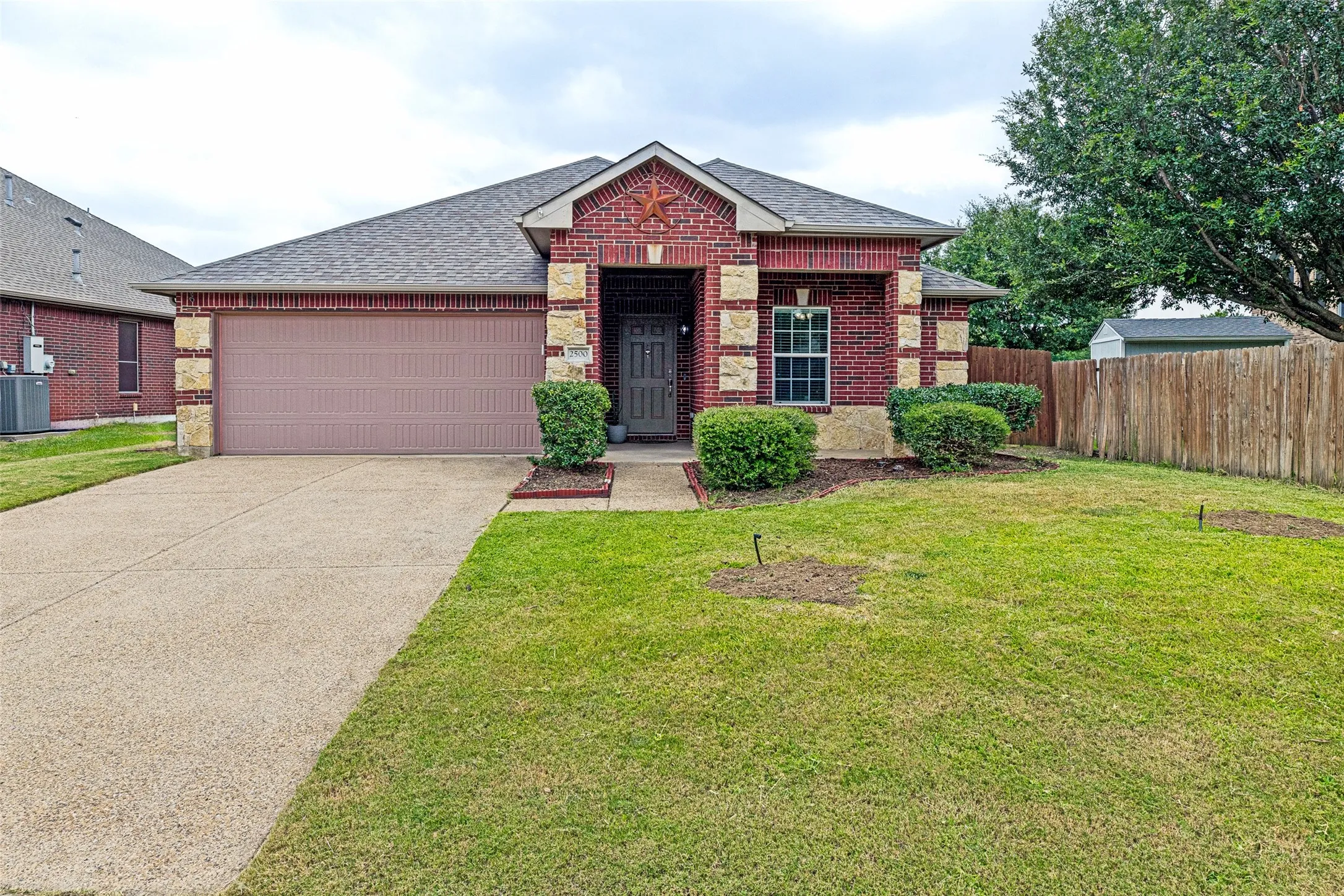 Single Family Residence For Sale in Denton County , 2500 Navasota Drive, Little Elm, Texas 75068, 4 Bedroom, 2 Bathroom, 2 Garage spaces, 2,093 Sqft, built in 2010, mls#21341587, Real Estate Agent in Little Elm, Homes For Sale in Denton county, Homes For Sale in Little Elm, Realtor in Little Elm Texas, Real Estate Brokerage Independent Realty Texas, Luminita Cordes Realtor