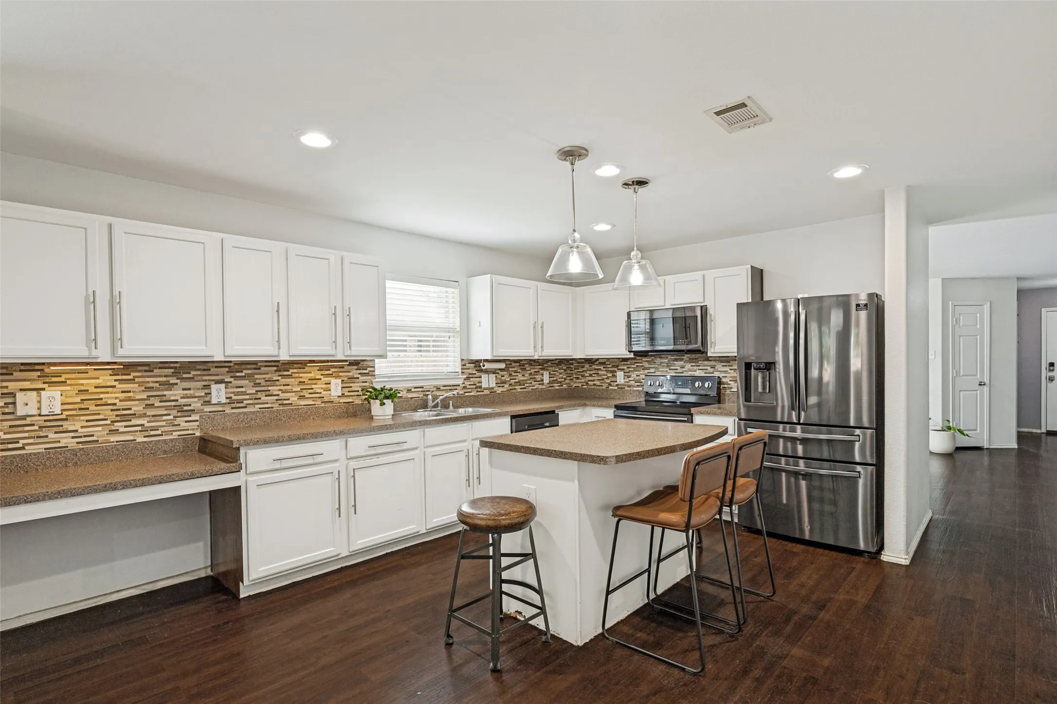 Single Family Residence For Sale in Denton County , 2500 Navasota Drive, Little Elm, Texas 75068, 4 Bedroom, 2 Bathroom, 2 Garage spaces, 2,093 Sqft, built in 2010, mls#21341587, Real Estate Agent in Little Elm, Homes For Sale in Denton county, Homes For Sale in Little Elm, Realtor in Little Elm Texas, Real Estate Brokerage Independent Realty Texas, Luminita Cordes Realtor