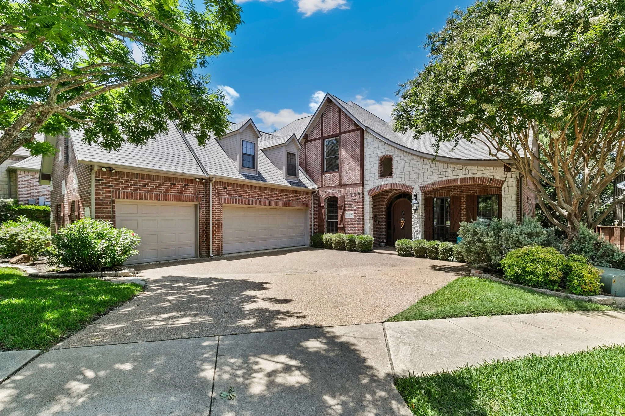 Single Family Residence For Sale in Dallas County , 1219 Winding Brook Drive, Garland, Texas 75044, 4 Bedroom, 3 Bathroom, 3 Garage spaces, 3,678 Sqft, built in 2000, mls#21341599, Real Estate Agent in Garland, Homes For Sale in Dallas county, Homes For Sale in Garland, Realtor in Garland Texas, Real Estate Brokerage Independent Realty Texas, Luminita Cordes Realtor