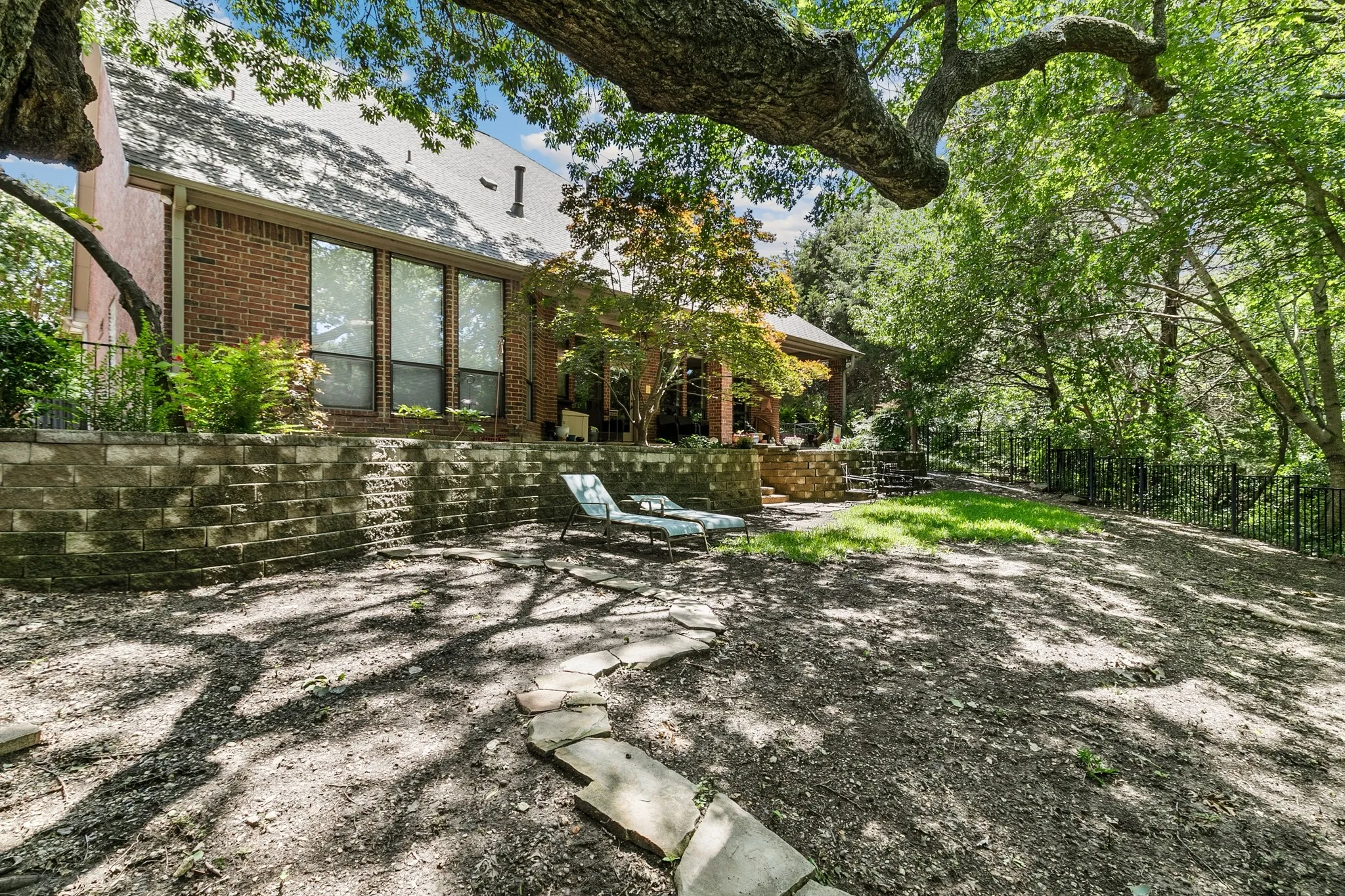 Single Family Residence For Sale in Dallas County , 1219 Winding Brook Drive, Garland, Texas 75044, 4 Bedroom, 3 Bathroom, 3 Garage spaces, 3,678 Sqft, built in 2000, mls#21341599, Real Estate Agent in Garland, Homes For Sale in Dallas county, Homes For Sale in Garland, Realtor in Garland Texas, Real Estate Brokerage Independent Realty Texas, Luminita Cordes Realtor