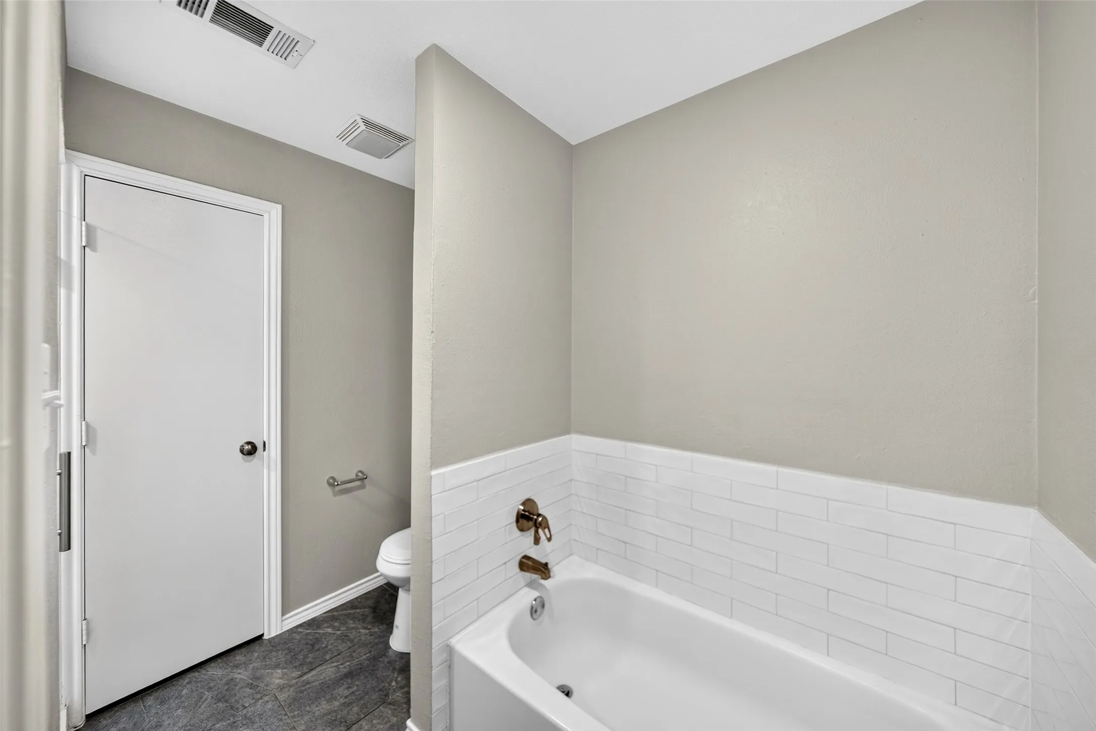 Single Family Residence For Sale in Dallas County , 6026 White Rose Trail, Dallas, Texas 75248, 3 Bedroom, 2 Bathroom, 2 Garage spaces, 2,320 Sqft, built in 1979, Price $600,000, mls#21341524, Real Estate Agent in Dallas, Homes For Sale in Dallas county, Homes For Sale in Dallas, Realtor in Dallas Texas, Real Estate Brokerage Independent Realty Texas, Luminita Cordes Realtor