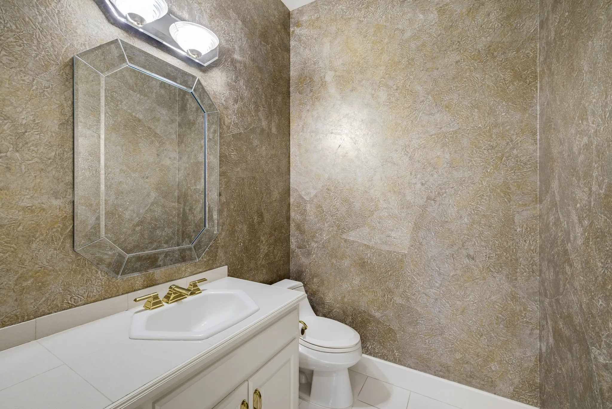 Single Family Residence For Sale in Tarrant County , 5916 Forest Highlands Drive, Fort Worth, Texas 76132, 4 Bedroom, 5 Bathroom, 3 Garage spaces, 6,166 Sqft, built in 1993, mls#21330674, Real Estate Agent in Fort Worth, Homes For Sale in Tarrant county, Homes For Sale in Fort Worth, Realtor in Fort Worth Texas, Real Estate Brokerage Independent Realty Texas, Luminita Cordes Realtor