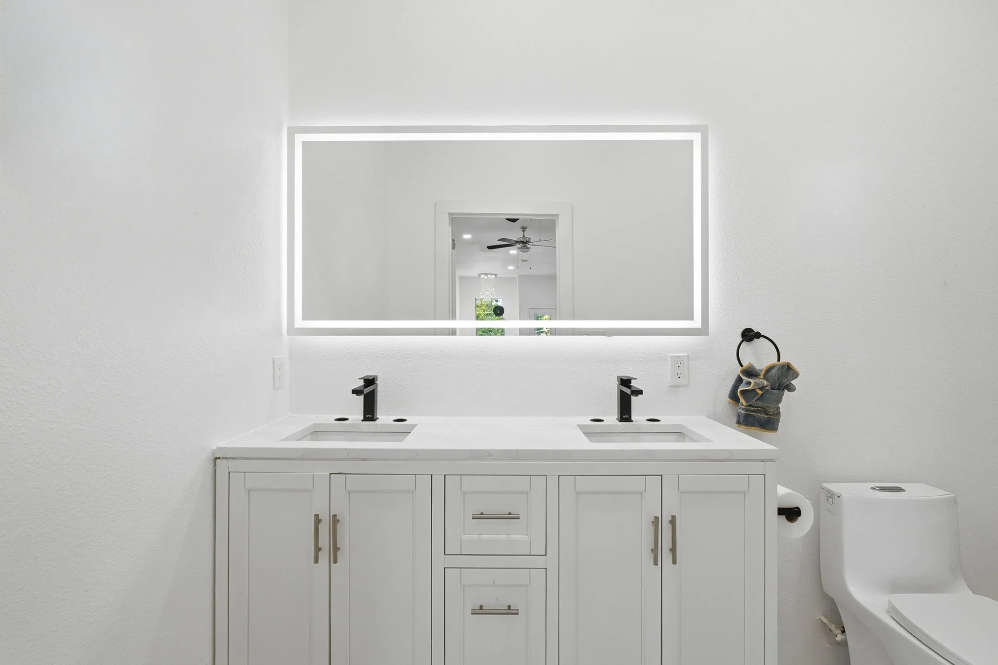 2nd Floor Hall Bathroom.