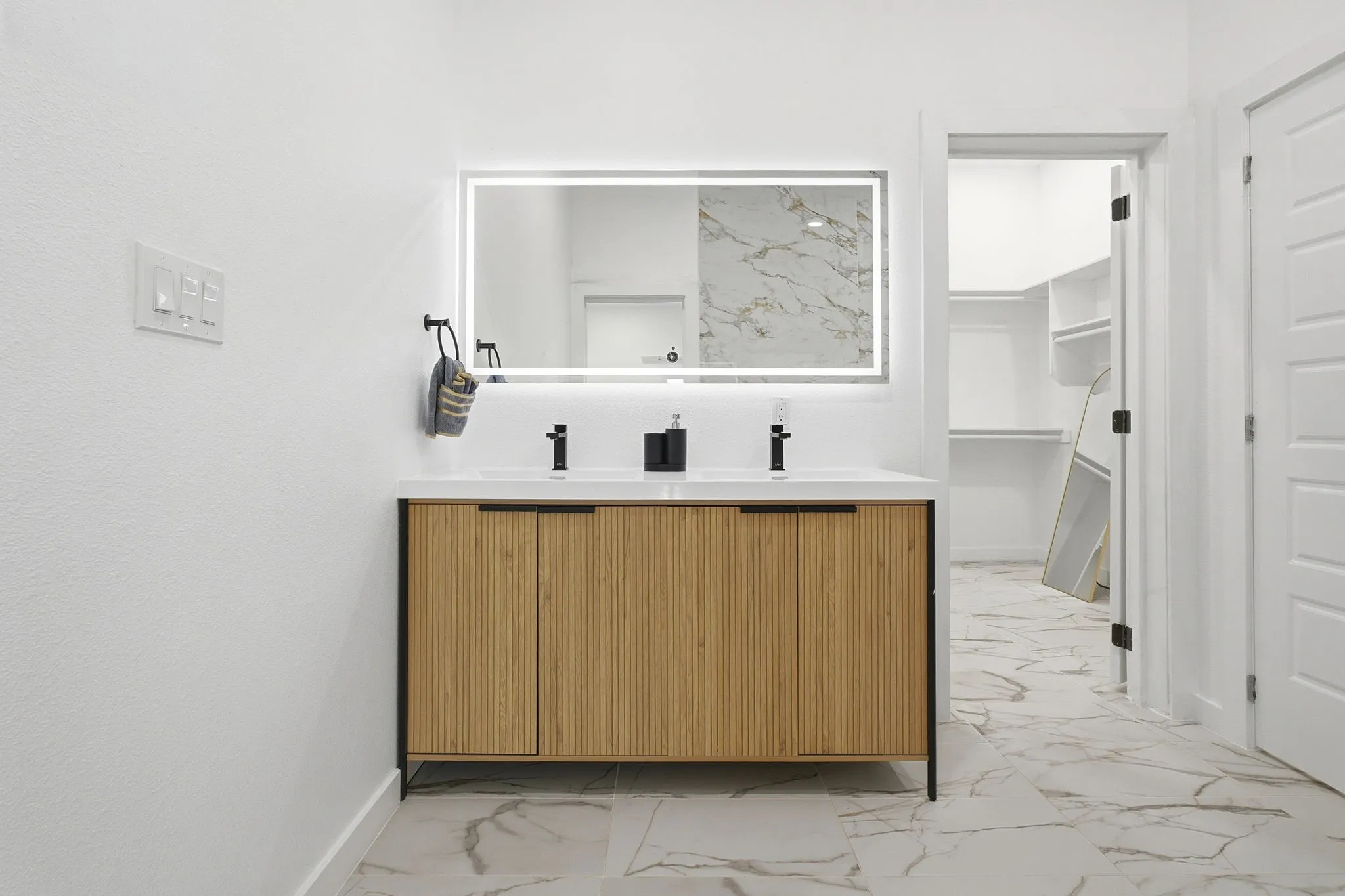 2nd Floor Primary Bedroom Ensuite With Walk In Closet.