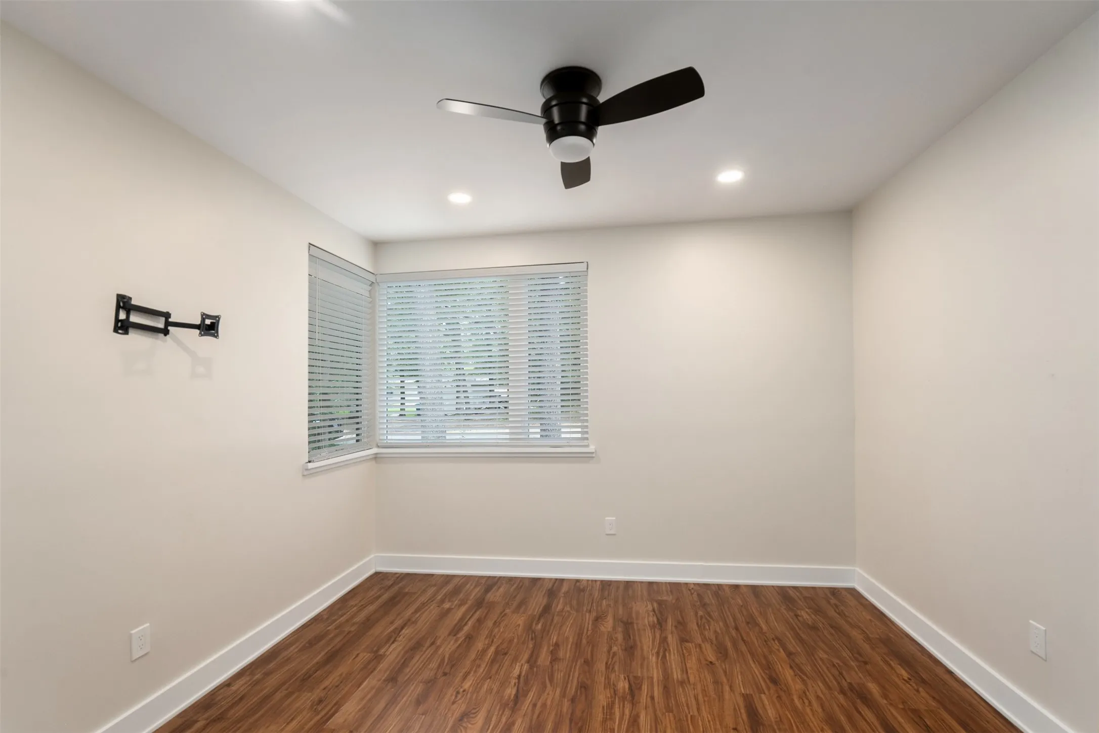 Single Family Residence For Sale in Henderson County , 143 Arbolado Blvd, Gun Barrel City, Texas 75156, 3 Bedrooms, 3 Bathrooms, 2 Garage spaces, 1,864 Sqft, built in 2022, Price $399,000, mls#21332319, Real Estate Agent in Gun Barrel City, Homes For Sale in Henderson county, Homes For Sale in Gun Barrel City, Realtor in Gun Barrel City Texas, Real Estate Brokerage Independent Realty Texas, Luminita Cordes Realtor