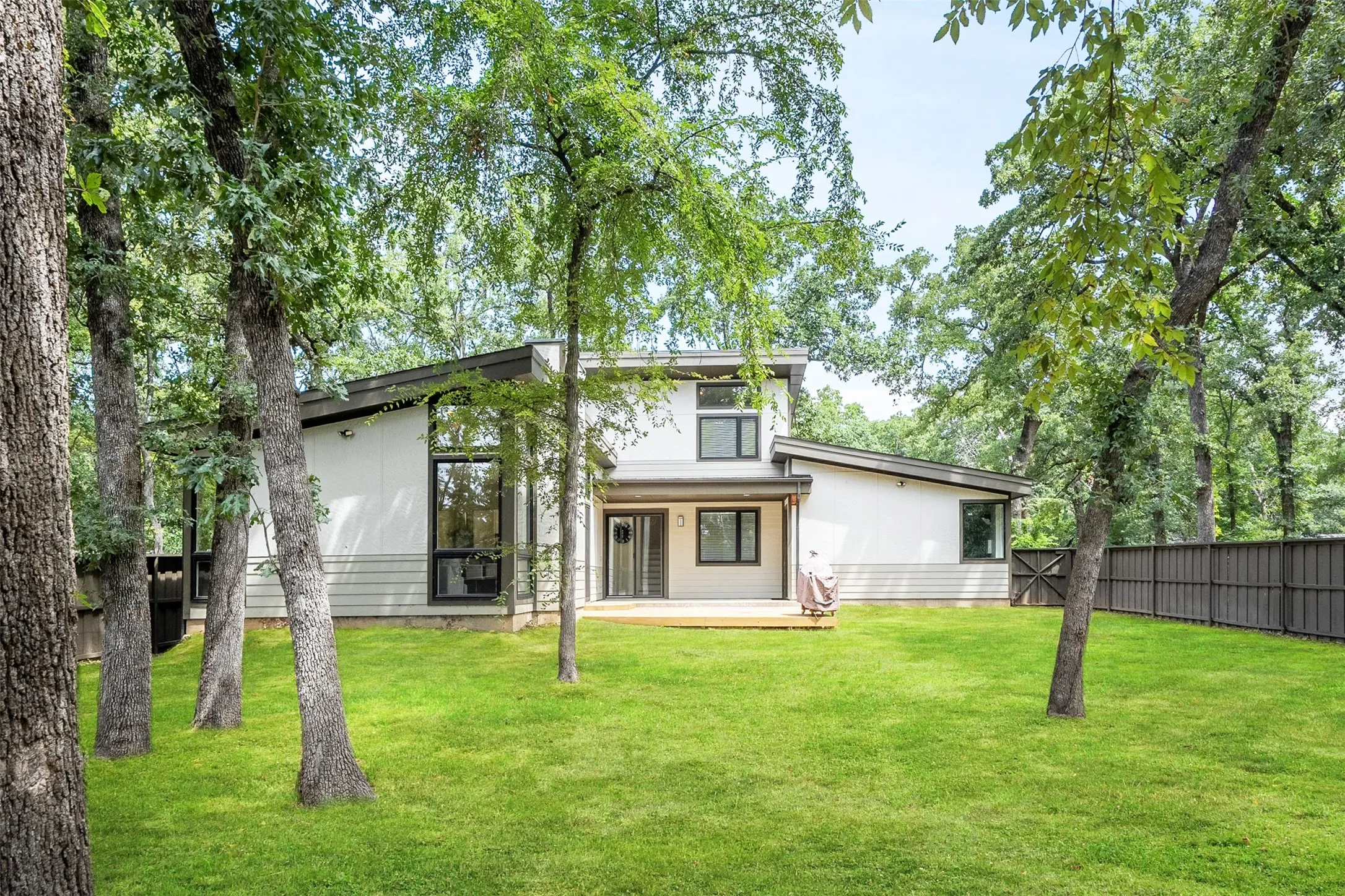 Single Family Residence For Sale in Henderson County , 143 Arbolado Blvd, Gun Barrel City, Texas 75156, 3 Bedrooms, 3 Bathrooms, 2 Garage spaces, 1,864 Sqft, built in 2022, Price $399,000, mls#21332319, Real Estate Agent in Gun Barrel City, Homes For Sale in Henderson county, Homes For Sale in Gun Barrel City, Realtor in Gun Barrel City Texas, Real Estate Brokerage Independent Realty Texas, Luminita Cordes Realtor