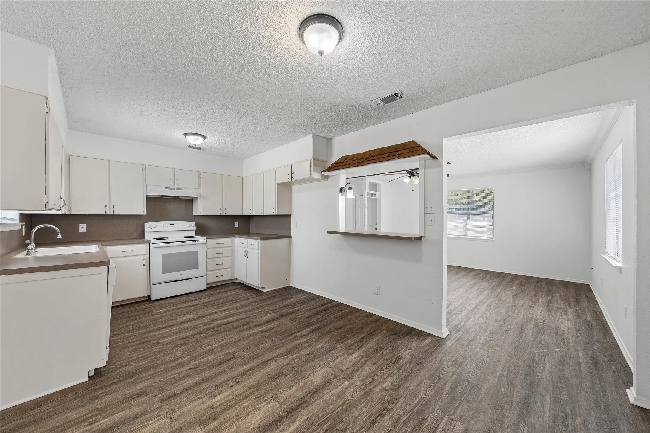 Single Family Residence For Sale in Mc Lennan County , 1374 Saffles Road, Robinson, Texas 76706, 3 Bedroom, 2 Bathroom, Garage spaces, 1,136 Sqft, built in 1982, mls#21341631, Real Estate Agent in Robinson, Homes For Sale in Mc Lennan county, Homes For Sale in Robinson, Realtor in Robinson Texas, Real Estate Brokerage Independent Realty Texas, Luminita Cordes Realtor