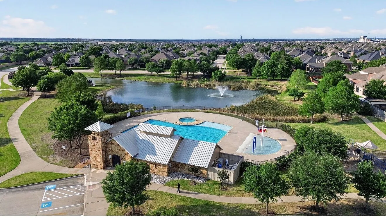 Community amenities featuring a swimming pool, integrated spa, and children's splash pad