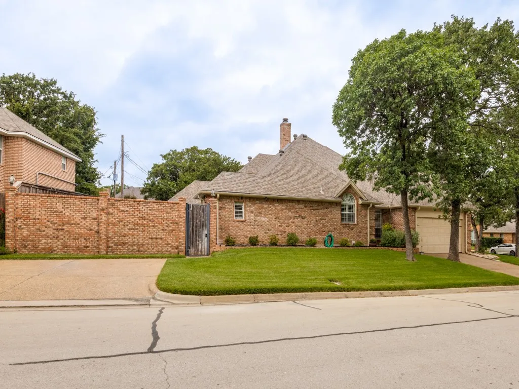 Single Family Residence For Sale in Tarrant County , 2326 Ox Bow Court, Arlington, Texas 76006, 4 Bedroom, 3 Bathroom, 2 Garage spaces, 2,825 Sqft, built in 1989, mls#21341556, Real Estate Agent in Arlington, Homes For Sale in Tarrant county, Homes For Sale in Arlington, Realtor in Arlington Texas, Real Estate Brokerage Independent Realty Texas, Luminita Cordes Realtor