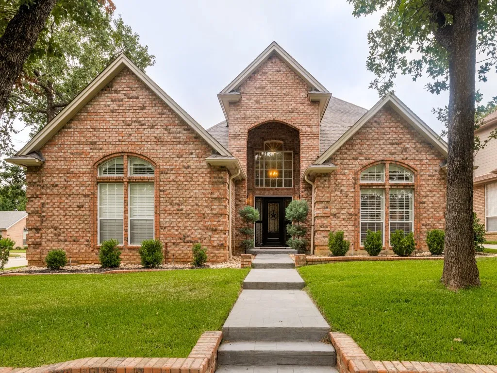 Single Family Residence For Sale in Tarrant County , 2326 Ox Bow Court, Arlington, Texas 76006, 4 Bedroom, 3 Bathroom, 2 Garage spaces, 2,825 Sqft, built in 1989, mls#21341556, Real Estate Agent in Arlington, Homes For Sale in Tarrant county, Homes For Sale in Arlington, Realtor in Arlington Texas, Real Estate Brokerage Independent Realty Texas, Luminita Cordes Realtor