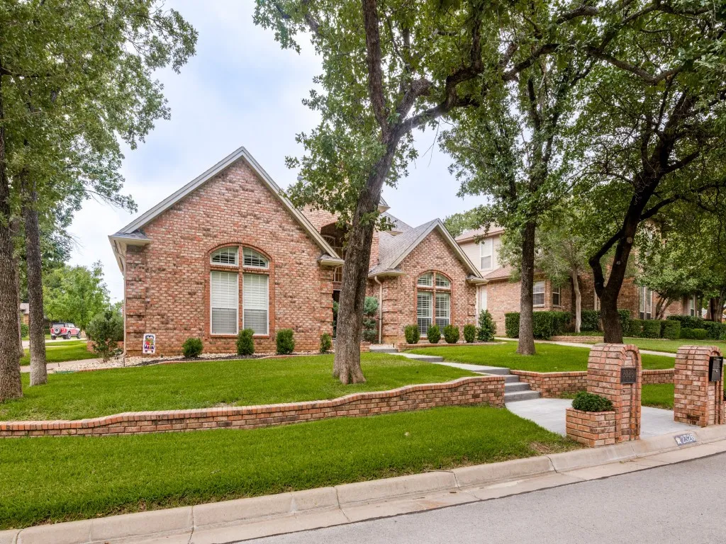 Single Family Residence For Sale in Tarrant County , 2326 Ox Bow Court, Arlington, Texas 76006, 4 Bedroom, 3 Bathroom, 2 Garage spaces, 2,825 Sqft, built in 1989, mls#21341556, Real Estate Agent in Arlington, Homes For Sale in Tarrant county, Homes For Sale in Arlington, Realtor in Arlington Texas, Real Estate Brokerage Independent Realty Texas, Luminita Cordes Realtor