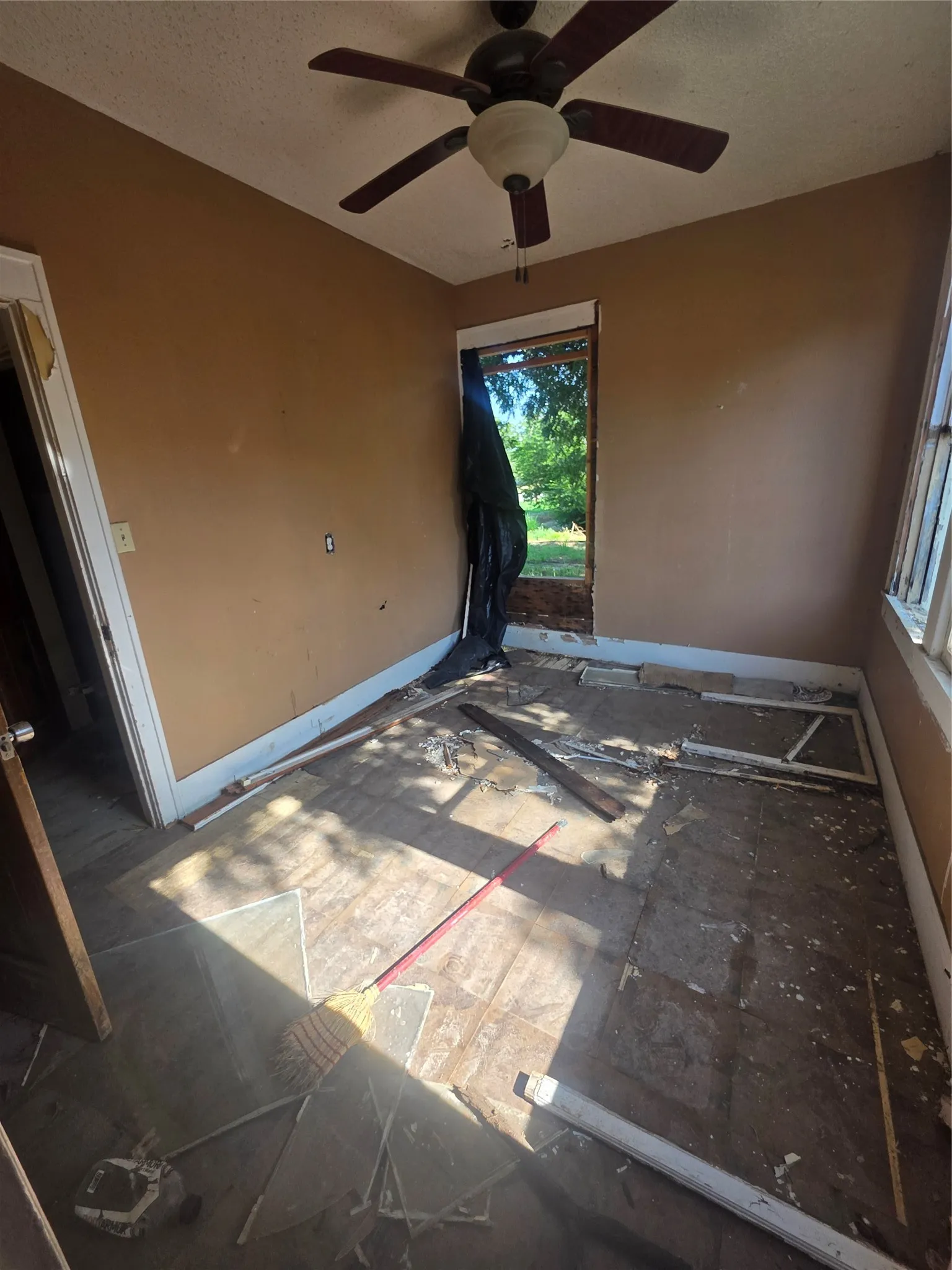 Single Family Residence For Sale in Stephens County , 1100 E Walker Street, Breckenridge, Texas 76424, 2 Bedroom, 1 Bathroom, Garage spaces, 1,035 Sqft, built in 0, mls#21339117, Real Estate Agent in Breckenridge, Homes For Sale in Stephens county, Homes For Sale in Breckenridge, Realtor in Breckenridge Texas, Real Estate Brokerage Independent Realty Texas, Luminita Cordes Realtor