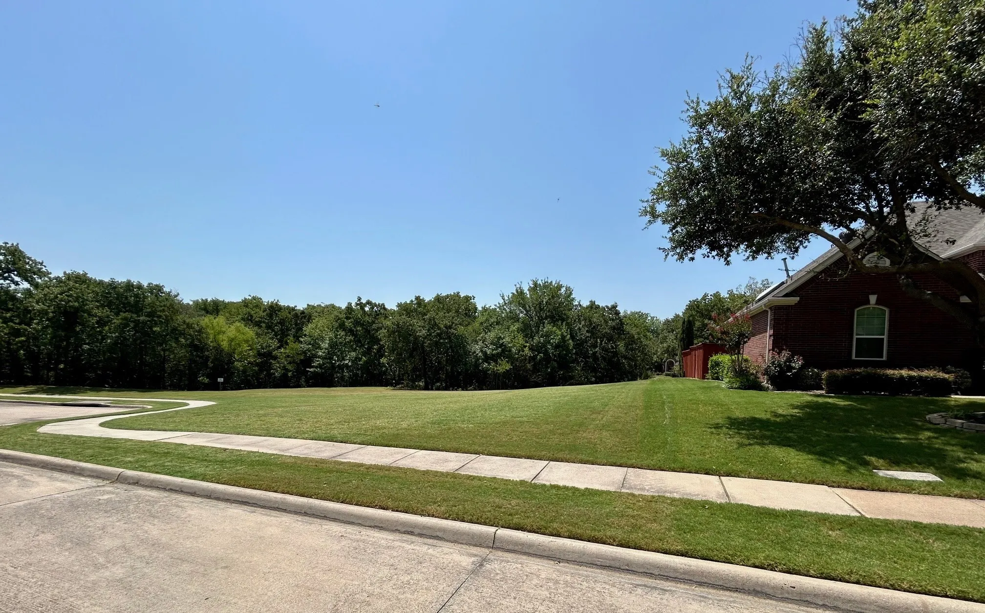 Green space behind and all the way around culdesac by home