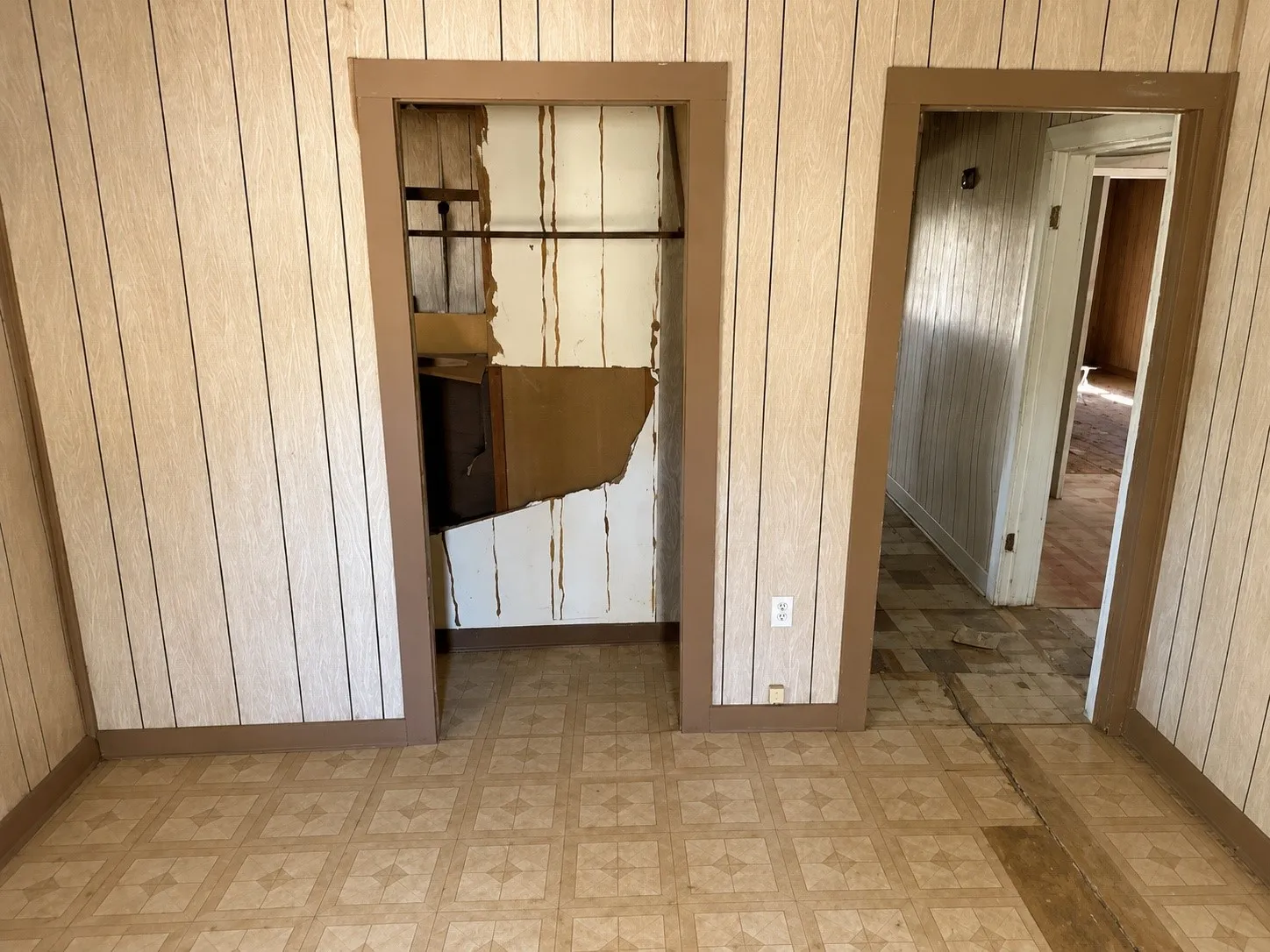 Single Family Residence For Sale in Wichita County , 1204 N 8th Street, Wichita Falls, Texas 76306, 2 Bedroom, 1 Bathroom, Garage spaces, 920 Sqft, built in 1920, mls#21340475, Real Estate Agent in Wichita Falls, Homes For Sale in Wichita county, Homes For Sale in Wichita Falls, Realtor in Wichita Falls Texas, Real Estate Brokerage Independent Realty Texas, Luminita Cordes Realtor