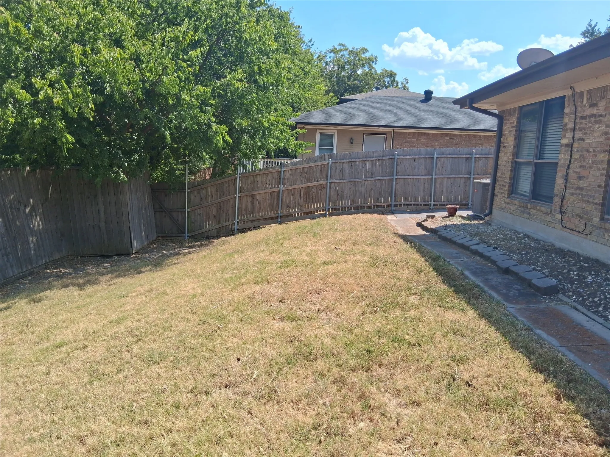 Single Family Residence For Rent in Dallas County , 4106 Cedar Creek Drive, Garland, Texas 75043, 3 Bedroom, 2 Bathroom, 2 Garage spaces, 1,612 Sqft, built in 1975, mls#21341681, Real Estate Agent in Garland, Homes For Rent in Dallas county, Homes For Rent in Garland, Realtor in Garland Texas, Real Estate Brokerage Independent Realty Texas, Luminita Cordes Realtor