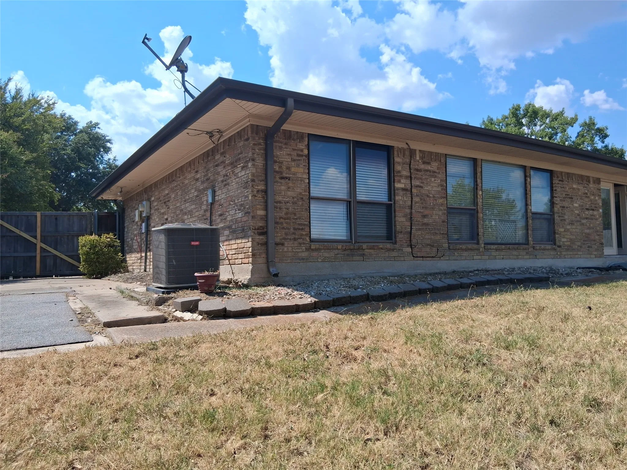 Single Family Residence For Rent in Dallas County , 4106 Cedar Creek Drive, Garland, Texas 75043, 3 Bedroom, 2 Bathroom, 2 Garage spaces, 1,612 Sqft, built in 1975, mls#21341681, Real Estate Agent in Garland, Homes For Rent in Dallas county, Homes For Rent in Garland, Realtor in Garland Texas, Real Estate Brokerage Independent Realty Texas, Luminita Cordes Realtor