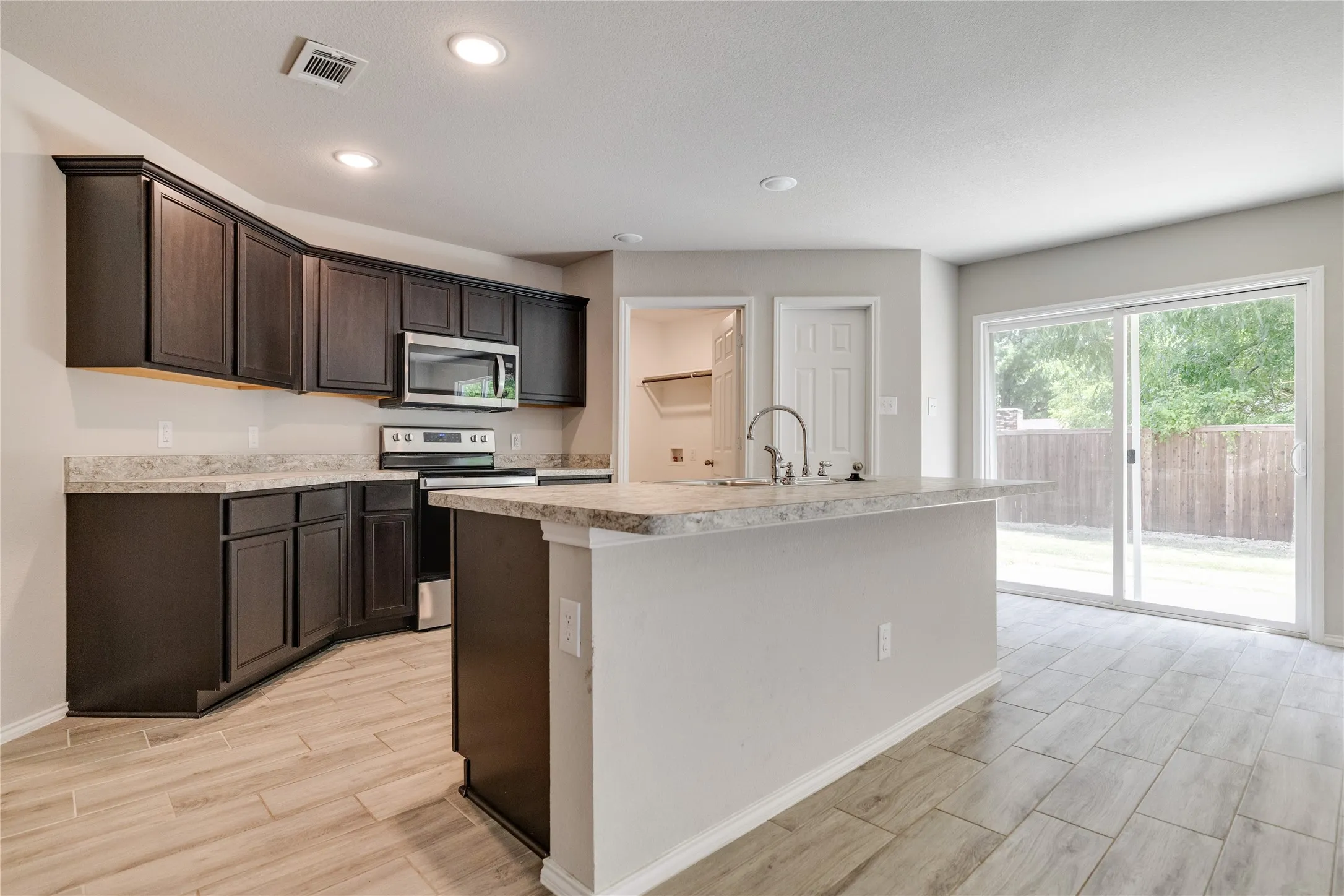 Single Family Residence For Sale in Kaufman County , 115 Rock Creek, Terrell, Texas 75160, 3 Bedroom, 2 Bathroom, 2 Garage spaces, 1,305 Sqft, built in 2022, mls#21340072, Real Estate Agent in Terrell, Homes For Sale in Kaufman county, Homes For Sale in Terrell, Realtor in Terrell Texas, Real Estate Brokerage Independent Realty Texas, Luminita Cordes Realtor